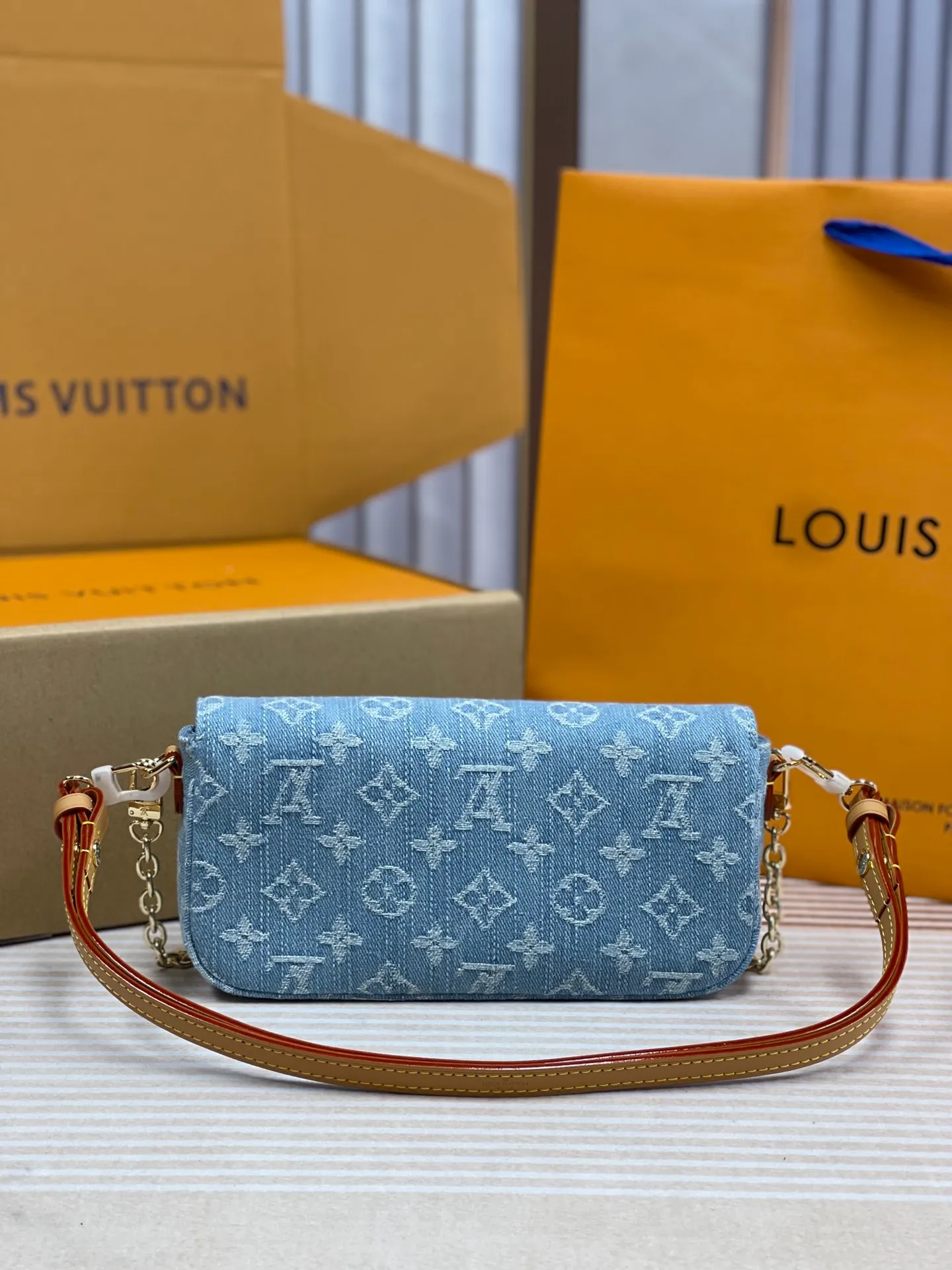 [Upgraded version] P460🐶Upgraded version. High quality. Semi-steel hardware❣️M81911🐶With complete packaging⛱️💗The new denim series Wallet On Chain Ivy handbag is made of Monogram canvas, inspired by the Sac Recoleta handbag of the 2000s. The card compartment and zippered inner pocket can accommodate daily needs, and the chain and adjustable leather shoulder strap are detachable, allowing for long and short shoulder and cross-body wear options. Dimensions: 23.5 x 12 x 4.3 cm