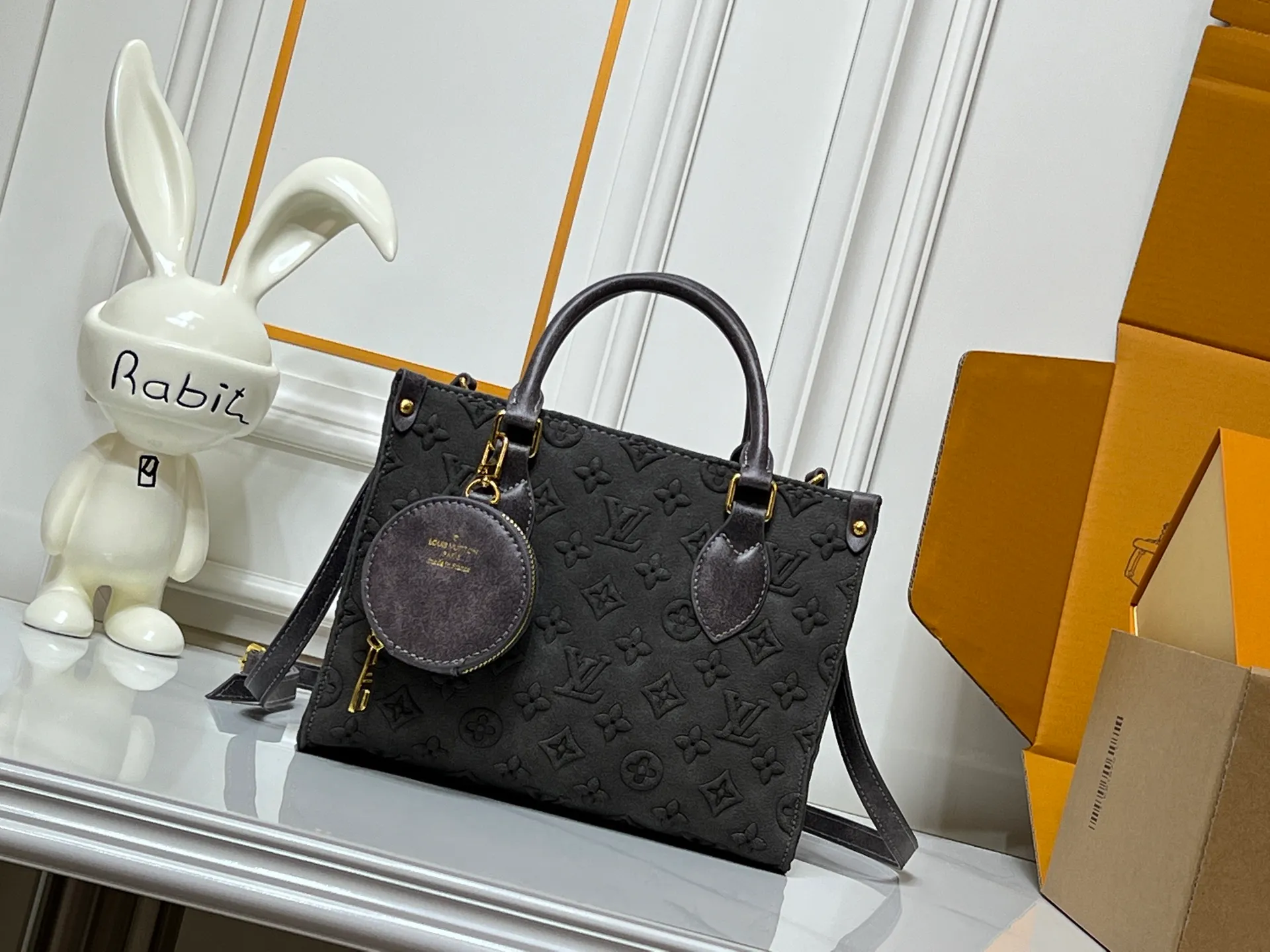 Batch 300💰M45659 M46373 Brown embossed Black embossed Gray embossed OnTheGo Small new version The legendary ONTHEGO handbag: made of washed LV Blason denim, with deep tones to enhance the gradient effect of the LV letters, showing Pharrell Williams' creative ingenuity in translating graceful music into fashion language. The zippered front pocket provides easy access to everyday items, while the drawstring closure and magnetic laces provide ample space. Detailed features25x11x19 cm