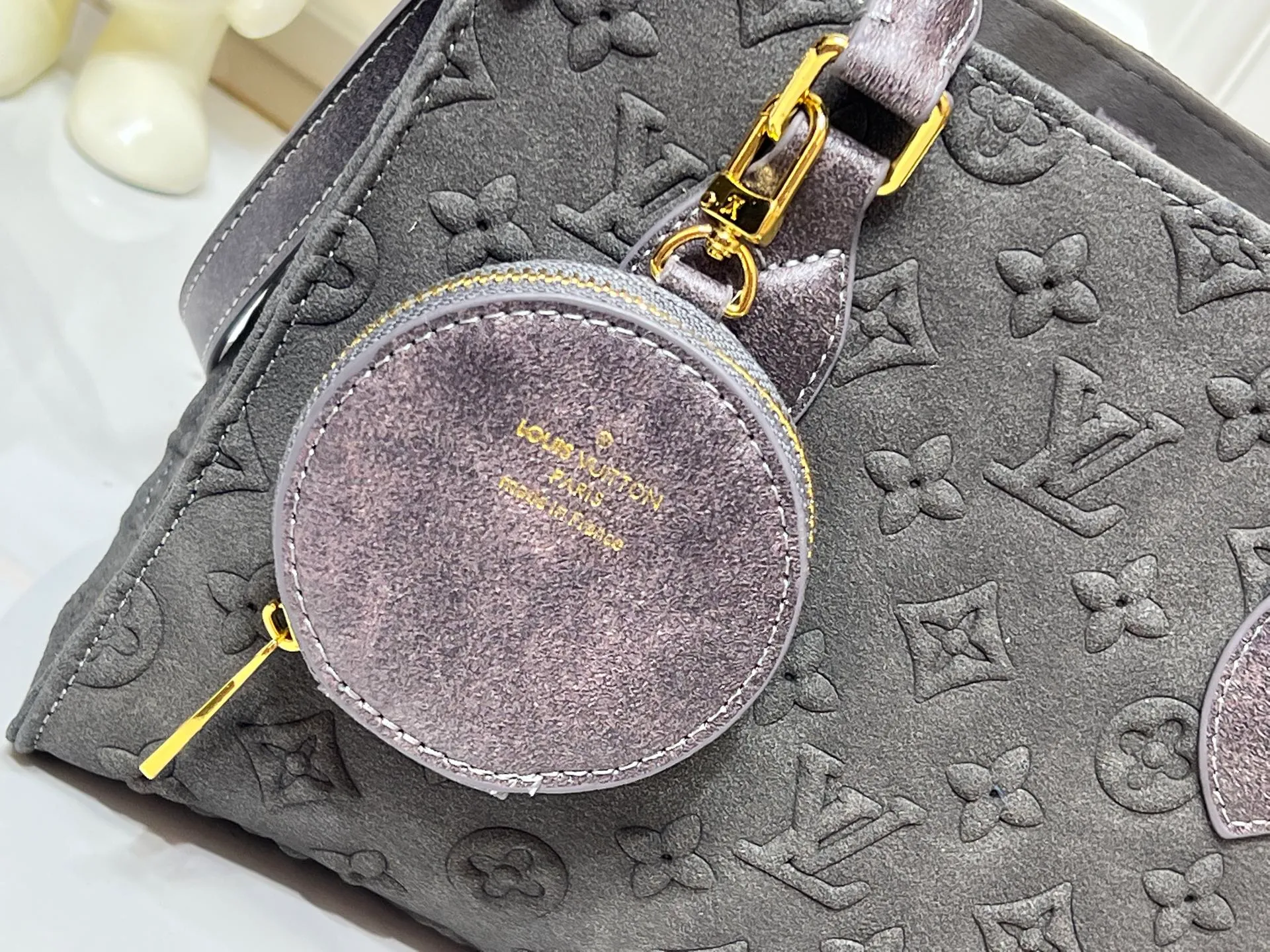 Batch 300💰M45659 M46373 Brown embossed Black embossed Gray embossed OnTheGo Small new version The legendary ONTHEGO handbag: made of washed LV Blason denim, with deep tones to enhance the gradient effect of the LV letters, showing Pharrell Williams' creative ingenuity in translating graceful music into fashion language. The zippered front pocket provides easy access to everyday items, while the drawstring closure and magnetic laces provide ample space. Detailed features25x11x19 cm