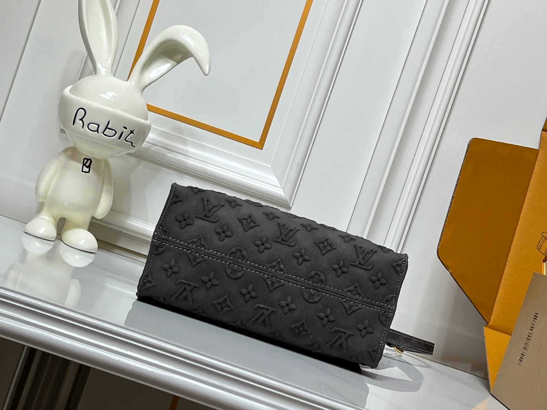 Batch 300💰M45659 M46373 Brown embossed Black embossed Gray embossed OnTheGo Small new version The legendary ONTHEGO handbag: made of washed LV Blason denim, with deep tones to enhance the gradient effect of the LV letters, showing Pharrell Williams' creative ingenuity in translating graceful music into fashion language. The zippered front pocket provides easy access to everyday items, while the drawstring closure and magnetic laces provide ample space. Detailed features25x11x19 cm