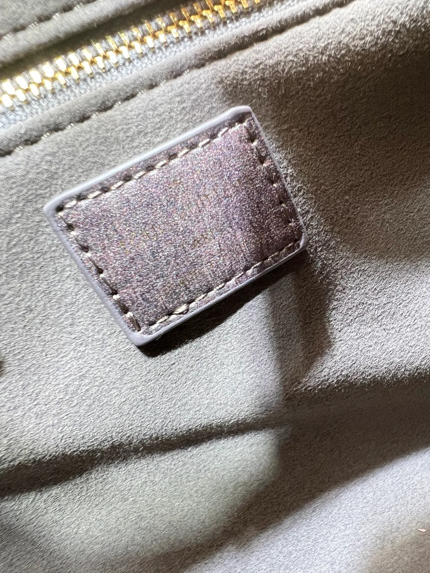 Batch 300💰M45659 M46373 Brown embossed Black embossed Gray embossed OnTheGo Small new version The legendary ONTHEGO handbag: made of washed LV Blason denim, with deep tones to enhance the gradient effect of the LV letters, showing Pharrell Williams' creative ingenuity in translating graceful music into fashion language. The zippered front pocket provides easy access to everyday items, while the drawstring closure and magnetic laces provide ample space. Detailed features25x11x19 cm