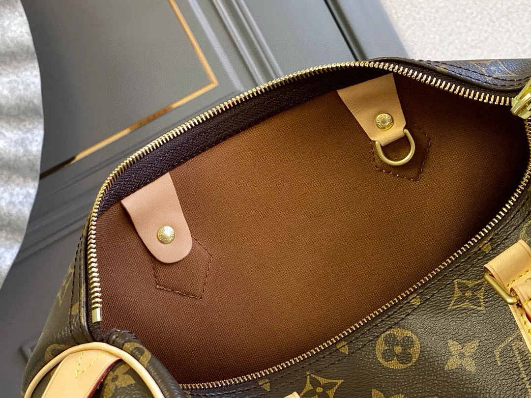 💰760 (strapless model) The top original hand-held strapless model M41526 has a unique shape, leather handle and canvas. No wonder it has become the most popular bag in the world. Originally designed for travelers in 1930 (its name pays homage to the high-speed traffic of the time), the Speedy 30 has become the perfect urban bag - soft, lightweight and classic in size 30/21/17cm