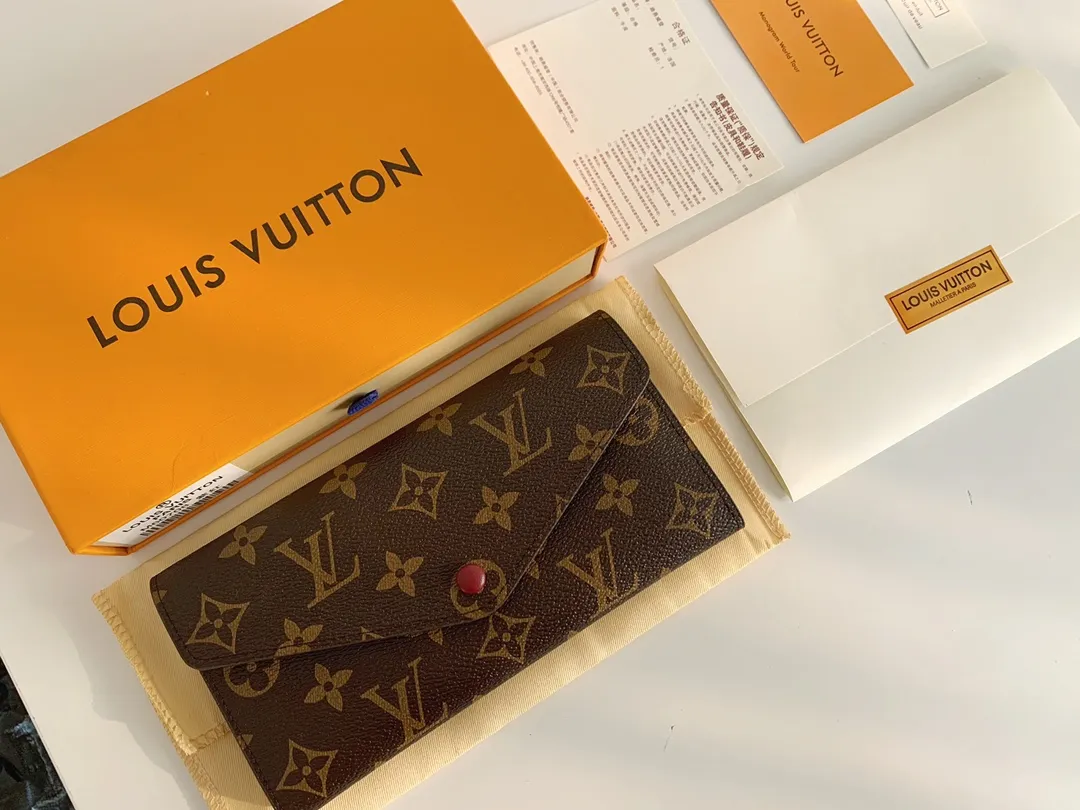 💰100 💎The Josephine Wallet is inspired by Louis Vuitton's first wallet. It is made of soft Monogram canvas and lined with brightly colored lining, giving the brand's classic design a unique and stylish beauty. The long, flat shape makes it easy to slip into any pocket or handbag. Model: M60708 Size: 19/10.