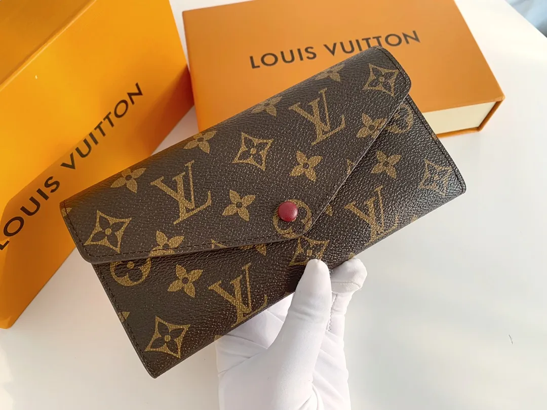 💰100 💎The Josephine Wallet is inspired by Louis Vuitton's first wallet. It is made of soft Monogram canvas and lined with brightly colored lining, giving the brand's classic design a unique and stylish beauty. The long, flat shape makes it easy to slip into any pocket or handbag. Model: M60708 Size: 19/10.