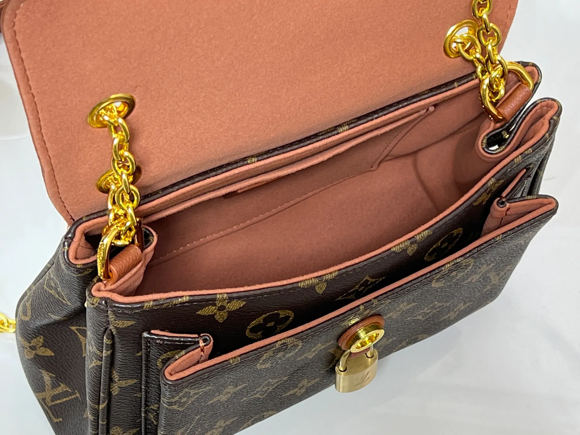 ¥300 This 𝐁𝐁 handbag is named after the exquisite and artistic Saint-Germain neighborhood in Paris. It is a stylish choice whether it is day or night. The bag is crafted from 𝐌𝐨𝐧𝐨𝐠𝐫𝐚𝐦 canvas with leather edges in a seasonal wine hue that matches the gold-toned lock – a Louis Vuitton signature design that dates back to 𝟏𝟖𝟖𝟎. The slip chain design provides a variety of matching methods, and can be worn on the shoulder. Model: M26398 Size: 𝟐𝟒 𝐱 𝟏𝟕 𝐱 𝟗 𝐜𝐦((Length 𝐱 Height 𝐱 Width)