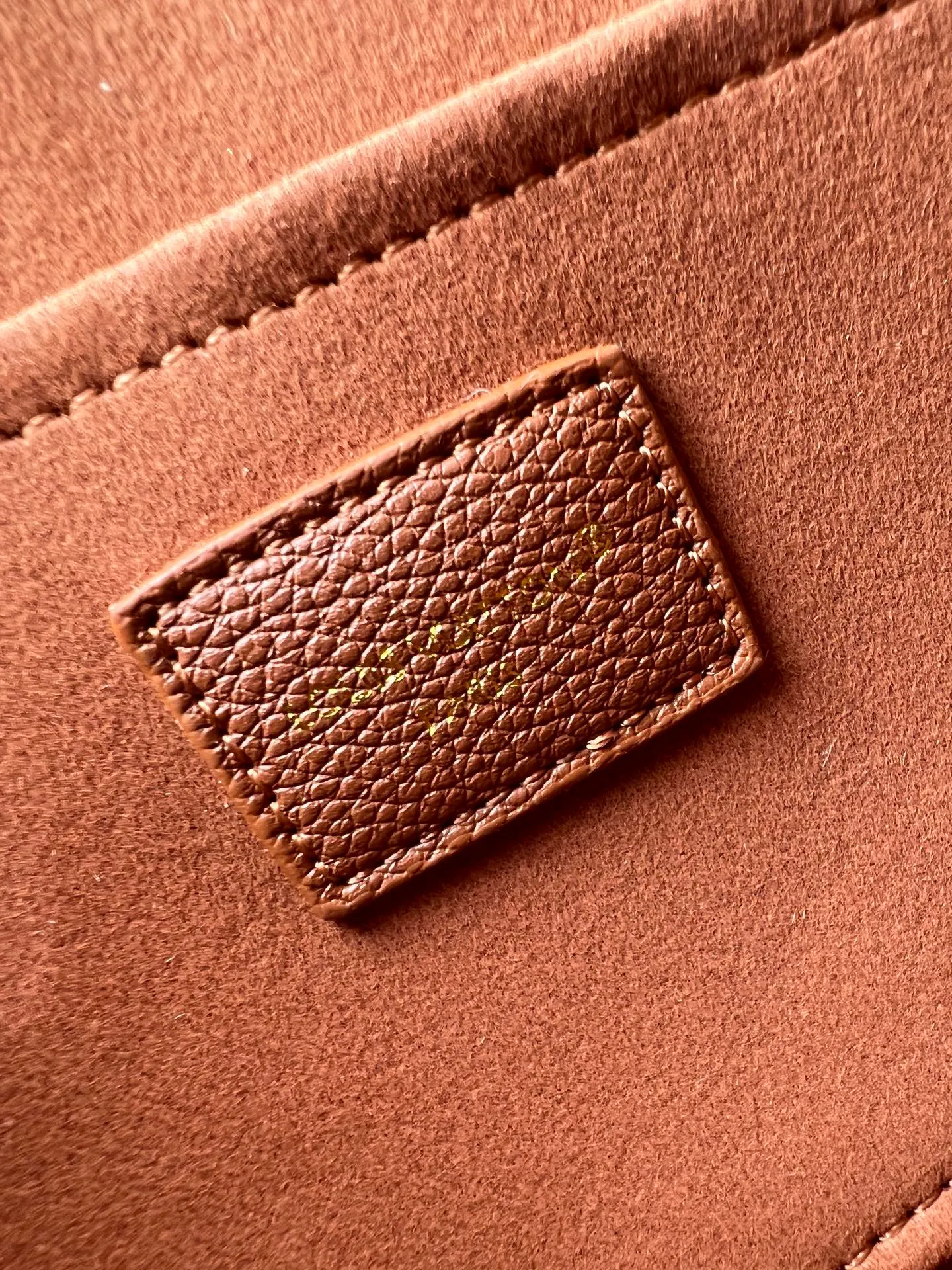¥300 This 𝐁𝐁 handbag is named after the exquisite and artistic Saint-Germain neighborhood in Paris. It is a stylish choice whether it is day or night. The bag is crafted from 𝐌𝐨𝐧𝐨𝐠𝐫𝐚𝐦 canvas with leather edges in a seasonal wine hue that matches the gold-toned lock – a Louis Vuitton signature design that dates back to 𝟏𝟖𝟖𝟎. The slip chain design provides a variety of matching methods, and can be worn on the shoulder. Model: M26398 Size: 𝟐𝟒 𝐱 𝟏𝟕 𝐱 𝟗 𝐜𝐦((Length 𝐱 Height 𝐱 Width)