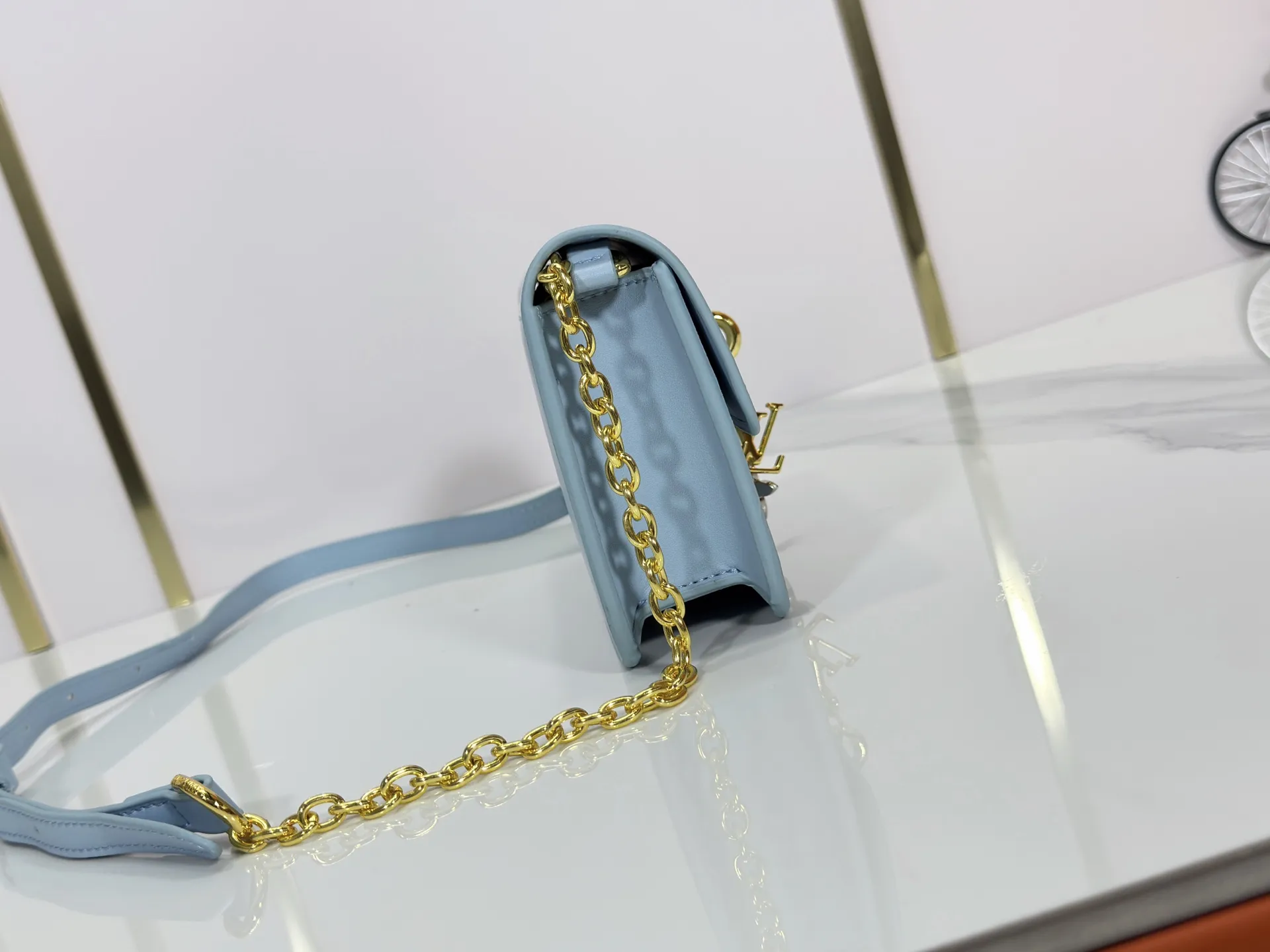 P240 M14564 M14547 M14581 M14549 M14548 Official website latest🆕Spring and summer commuter chain card holder, hijab with original LV letter hardware, original frosted leather, fine and soft leather, exquisite and compact version, equipped with three card slots, which can insert cards💳 and can hold mobile phones📱! Equipped with a ⛓chain shoulder strap, it can be worn 🉑on one shoulder🉑cross the body. When the chains ⛓ are overlapped, it can be carried under the armpits or directly used as a clutch bag! One bag, multiple ways to carry it, looks great and is very practical! Size: 20×11.5×4CM