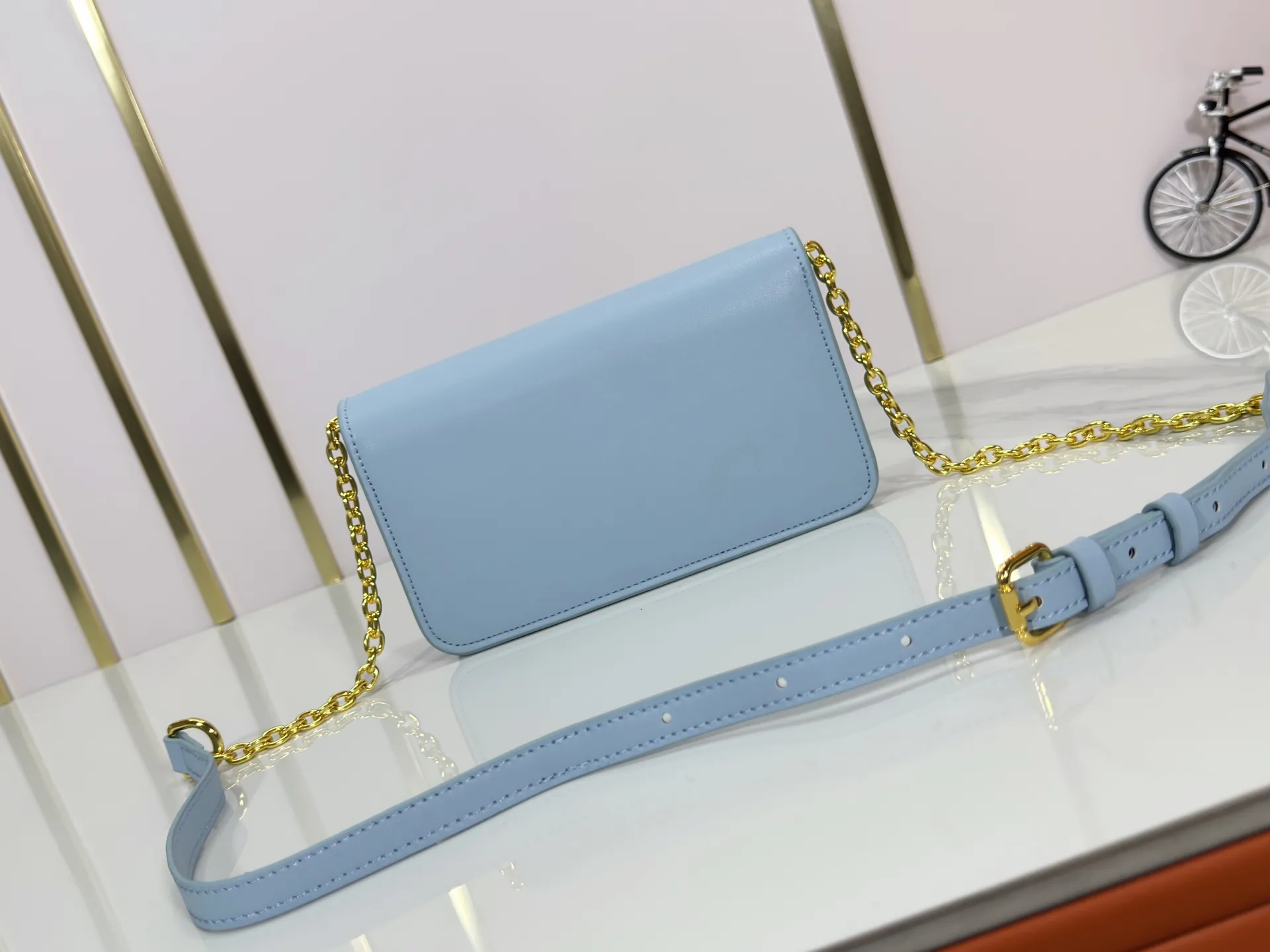 P240 M14564 M14547 M14581 M14549 M14548 Official website latest🆕Spring and summer commuter chain card holder, hijab with original LV letter hardware, original frosted leather, fine and soft leather, exquisite and compact version, equipped with three card slots, which can insert cards💳 and can hold mobile phones📱! Equipped with a ⛓chain shoulder strap, it can be worn 🉑on one shoulder🉑cross the body. When the chains ⛓ are overlapped, it can be carried under the armpits or directly used as a clutch bag! One bag, multiple ways to carry it, looks great and is very practical! Size: 20×11.5×4CM