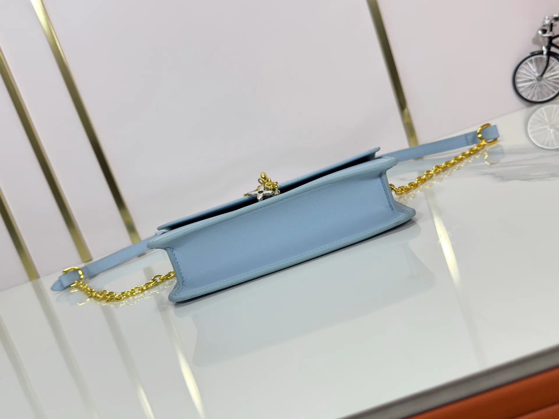 P240 M14564 M14547 M14581 M14549 M14548 Official website latest🆕Spring and summer commuter chain card holder, hijab with original LV letter hardware, original frosted leather, fine and soft leather, exquisite and compact version, equipped with three card slots, which can insert cards💳 and can hold mobile phones📱! Equipped with a ⛓chain shoulder strap, it can be worn 🉑on one shoulder🉑cross the body. When the chains ⛓ are overlapped, it can be carried under the armpits or directly used as a clutch bag! One bag, multiple ways to carry it, looks great and is very practical! Size: 20×11.5×4CM
