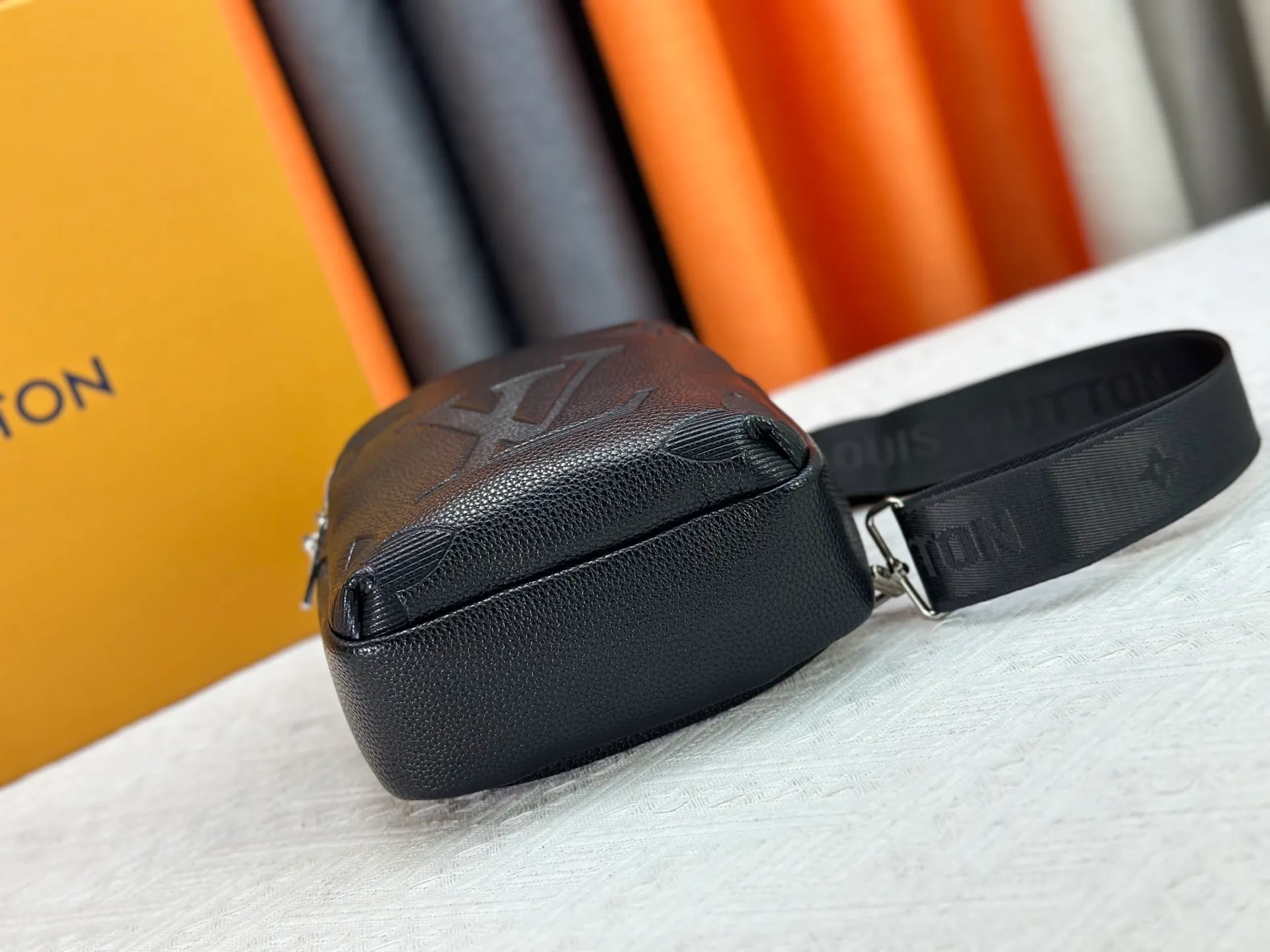 P300 latest style＜LV＞Men's 👮chest bag💯hot shipment❗️(actual photo taken📷without any added effects) original imported first-layer cowhide👍soft and comfortable leather feel✌️intimately designed headphone cable drilling, using special hardware. original lining💪senior tailor✂️unique casual high-end style🙌Model: 1027 M46344 Color: black. Size: 30×17×5cm