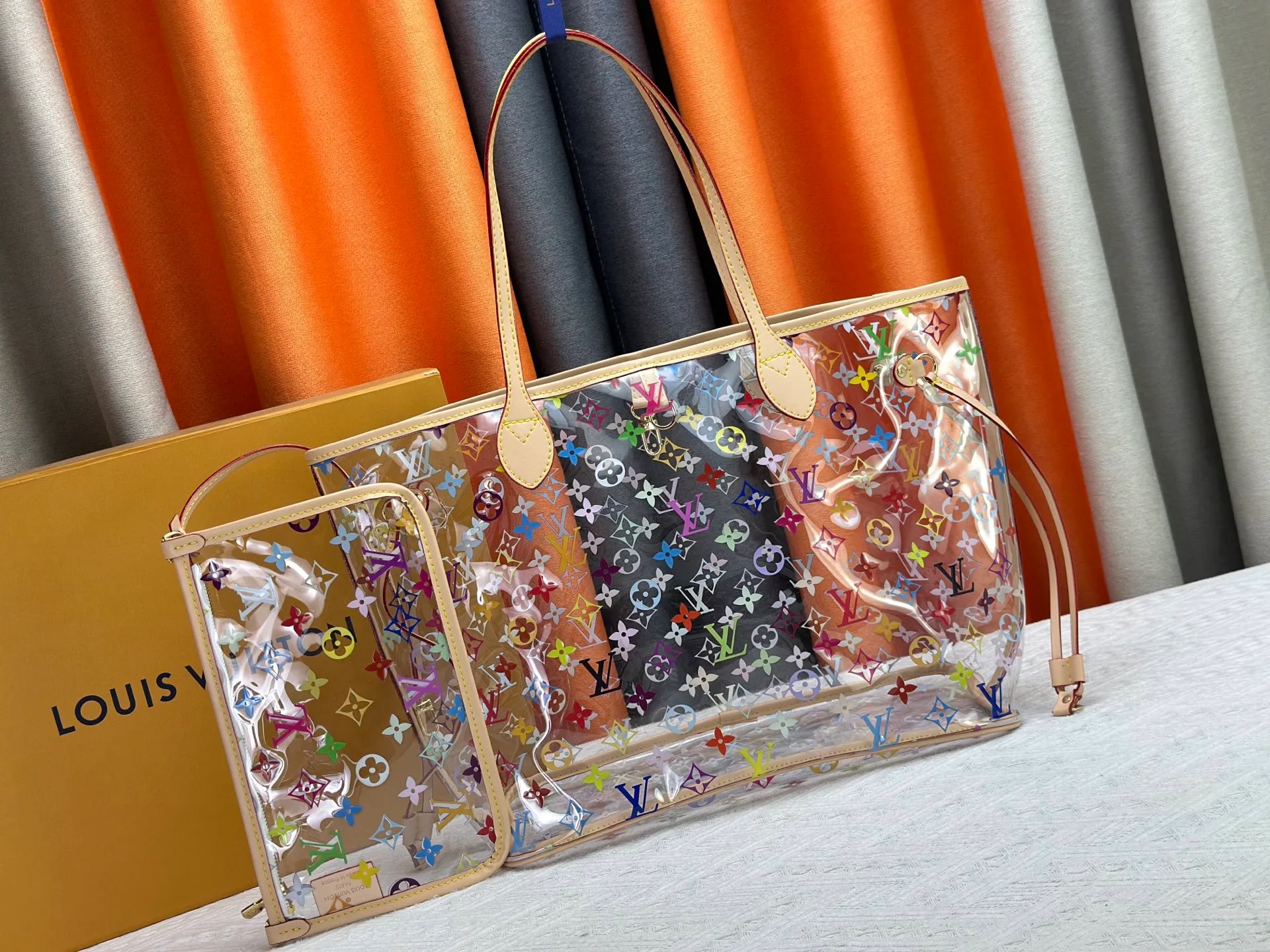 P340 M13263 45686 M40995 M14492 14491 M45685 This Presbyopia Cherry Neverfull medium handbag reinterprets the cheerful elements of the Louis Vuitton Cow leather trim completes the classic style. Dimensions: 31.0 x 28.0 x 14.0 cm (length x height x width)