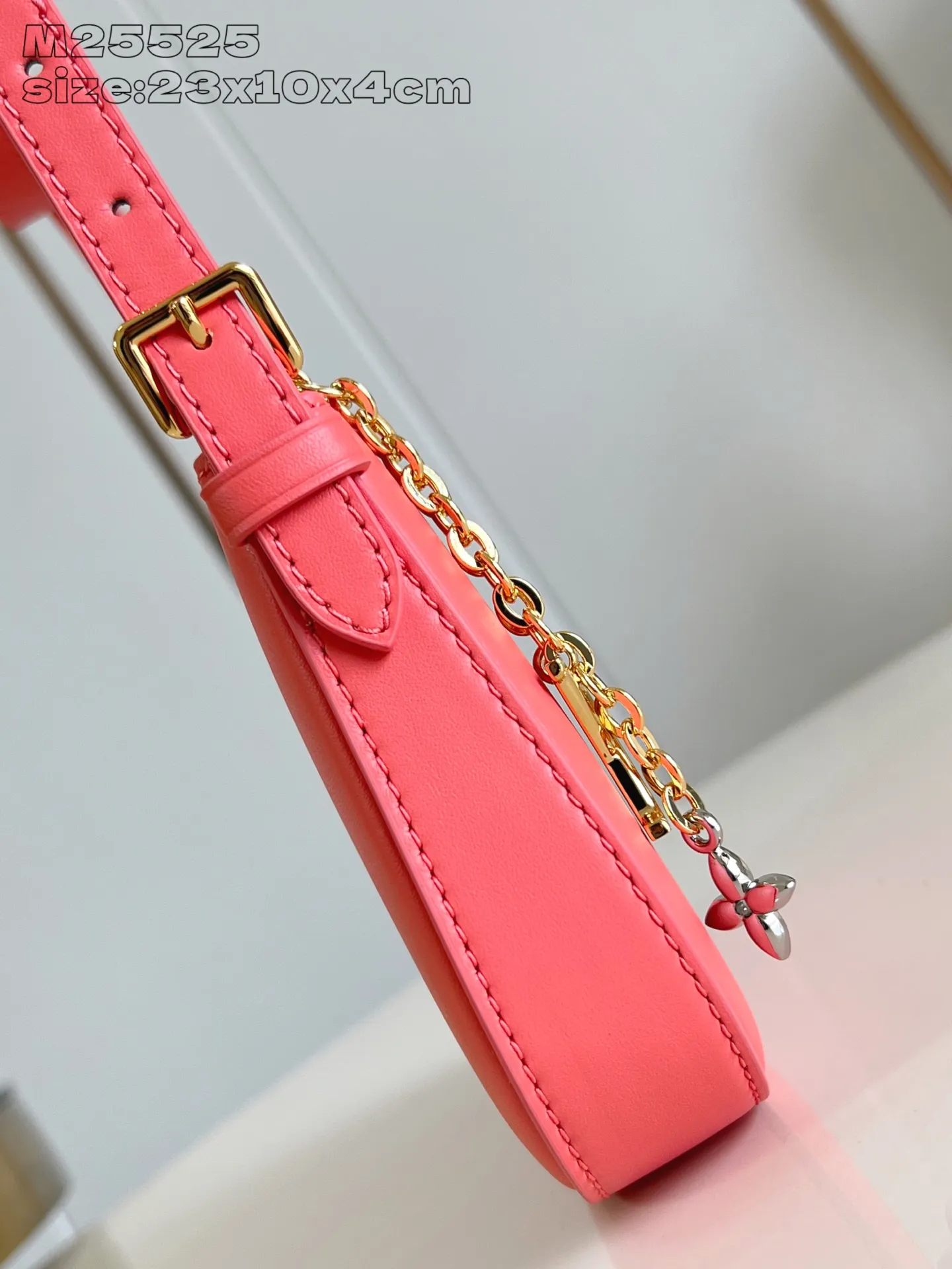 💰820 (top layer leather) top original order [Exclusive real shot M25525 rose red] This Pochette LV Bloom handbag comes from the Louis Vuitton LV Bloom series, cut from cow leather in a fashionable and practical configuration. It's decorated with embellishments inspired by the brand's iconic Monogram pattern. There's plenty of space to store a smartphone, and contrasting metal hardware adds an elegant touch. 23x10x4cmQ