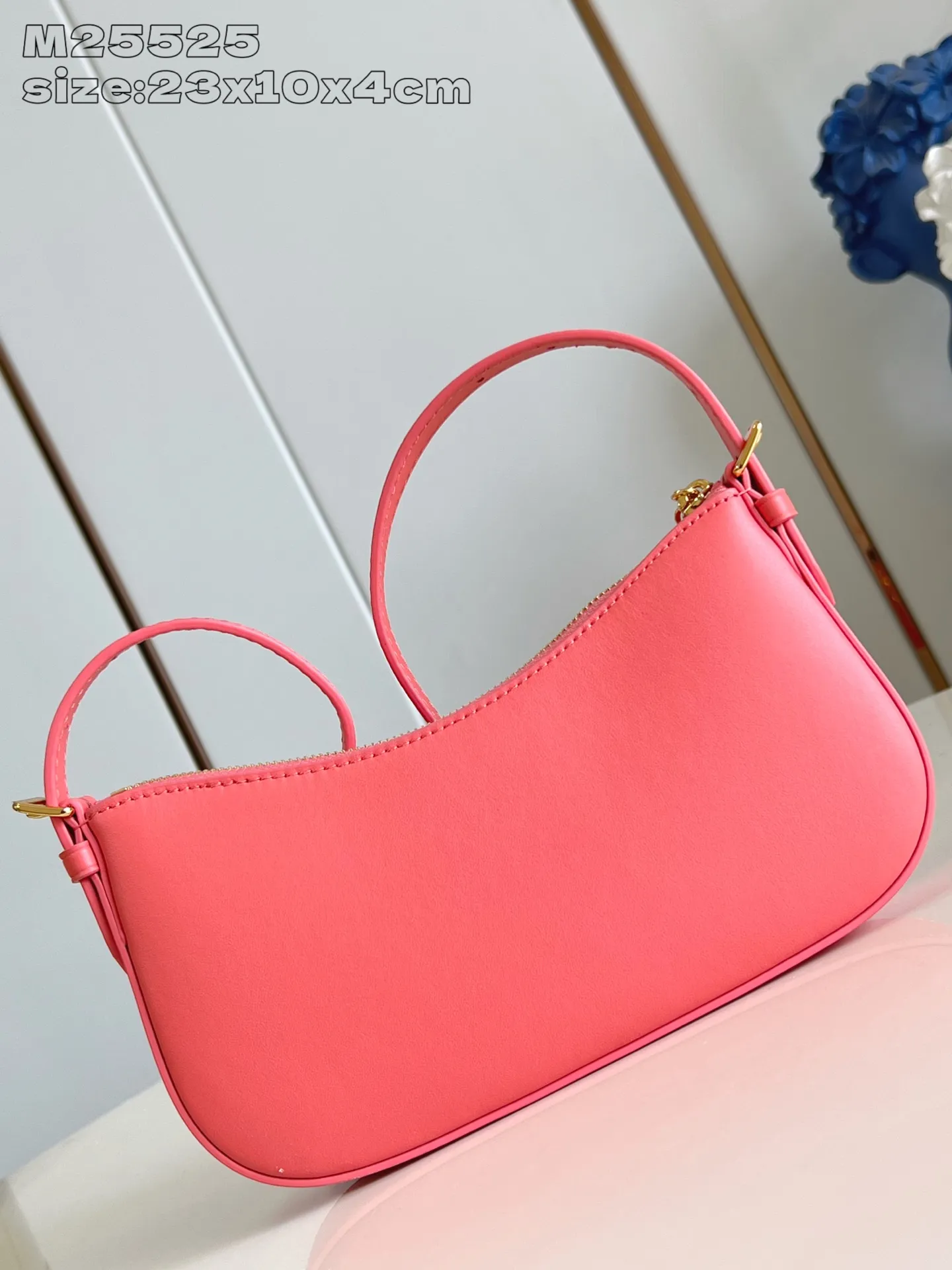 💰820 (top layer leather) top original order [Exclusive real shot M25525 rose red] This Pochette LV Bloom handbag comes from the Louis Vuitton LV Bloom series, cut from cow leather in a fashionable and practical configuration. It's decorated with embellishments inspired by the brand's iconic Monogram pattern. There's plenty of space to store a smartphone, and contrasting metal hardware adds an elegant touch. 23x10x4cmQ