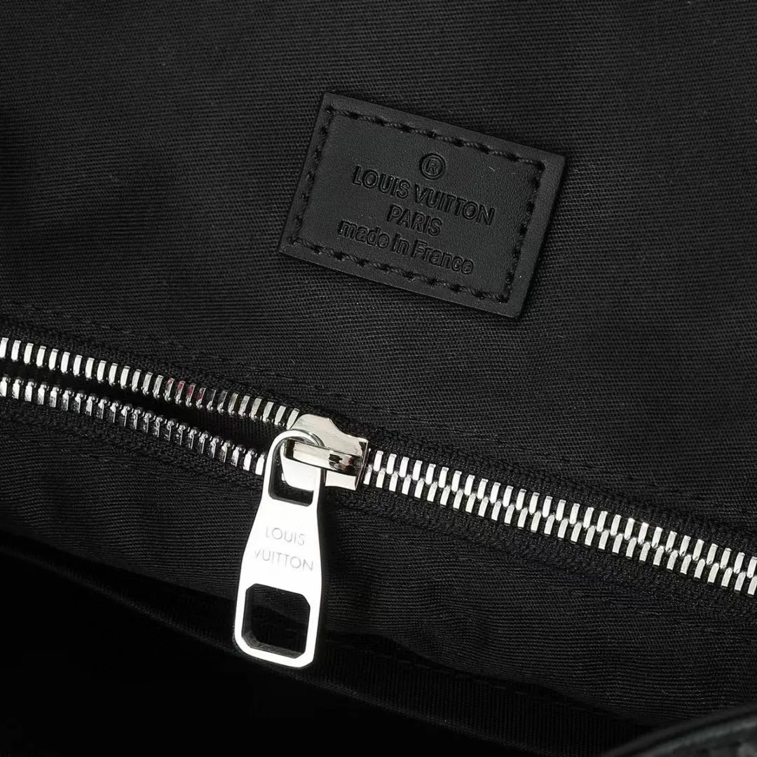 💰1000 Top Original N41379 Black Check Christopher backpack uses Monogram canvas to interpret the rugged and simple spirit of a hiking bag. Its unique style is suitable for both work and entertainment, highlighting a high-quality lifestyle. Dimensions: 41x 47x 13 cm