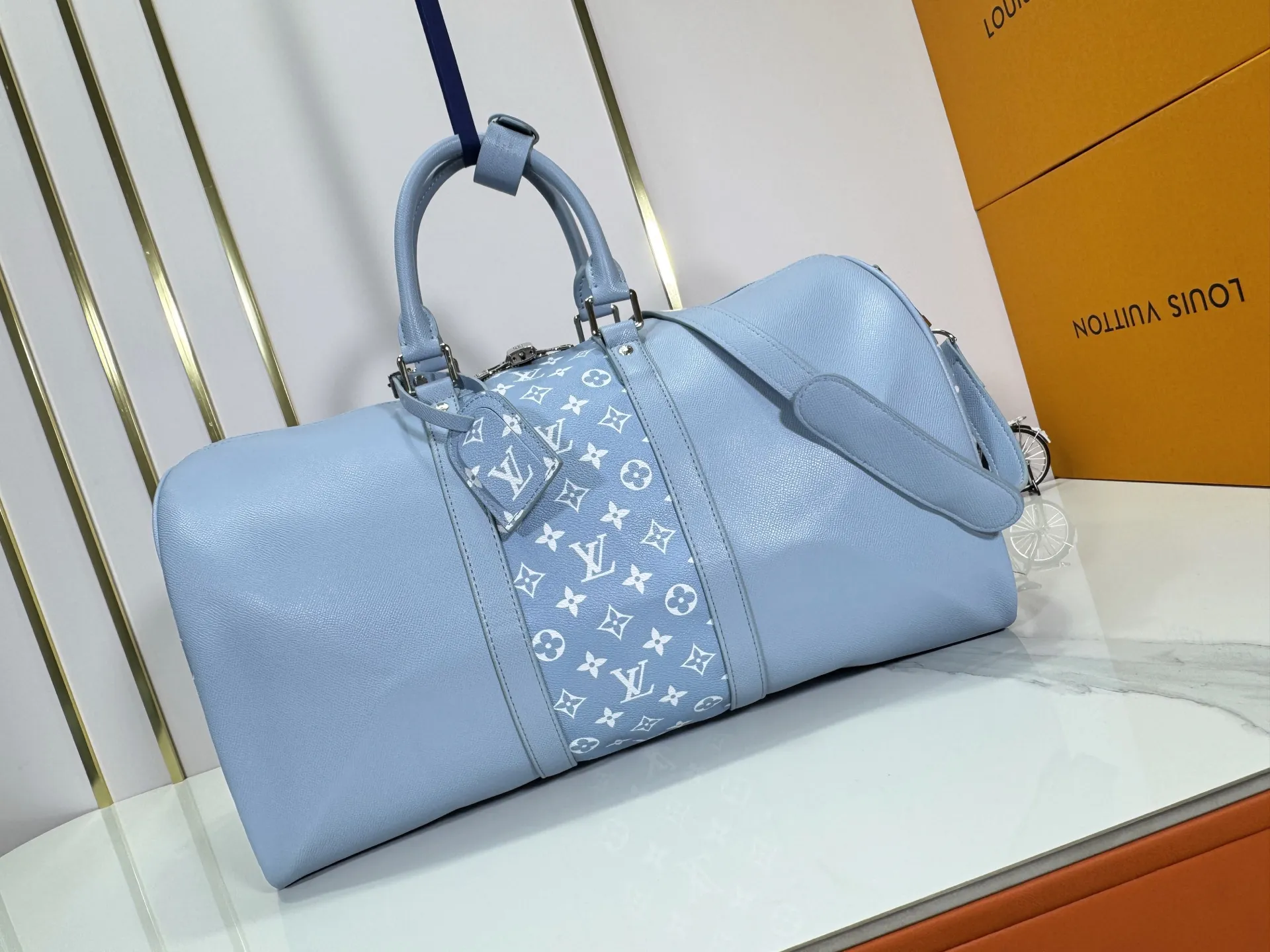 P340 upgraded original M41416 M23962 M40667 M41418 M14122 2025 summer travel bag, using cross pattern to combine classic design and iconic details. Made of Damier Graite canvas and hand luggage size. It has a unique rounded leather handle and an adjustable and detachable shoulder strap. The shoulder pads on the shoulder strap make it more comfortable to carry. Detachable bag can be used as a clutch or pocket. size: 50x29x23cm (length x height x width)
