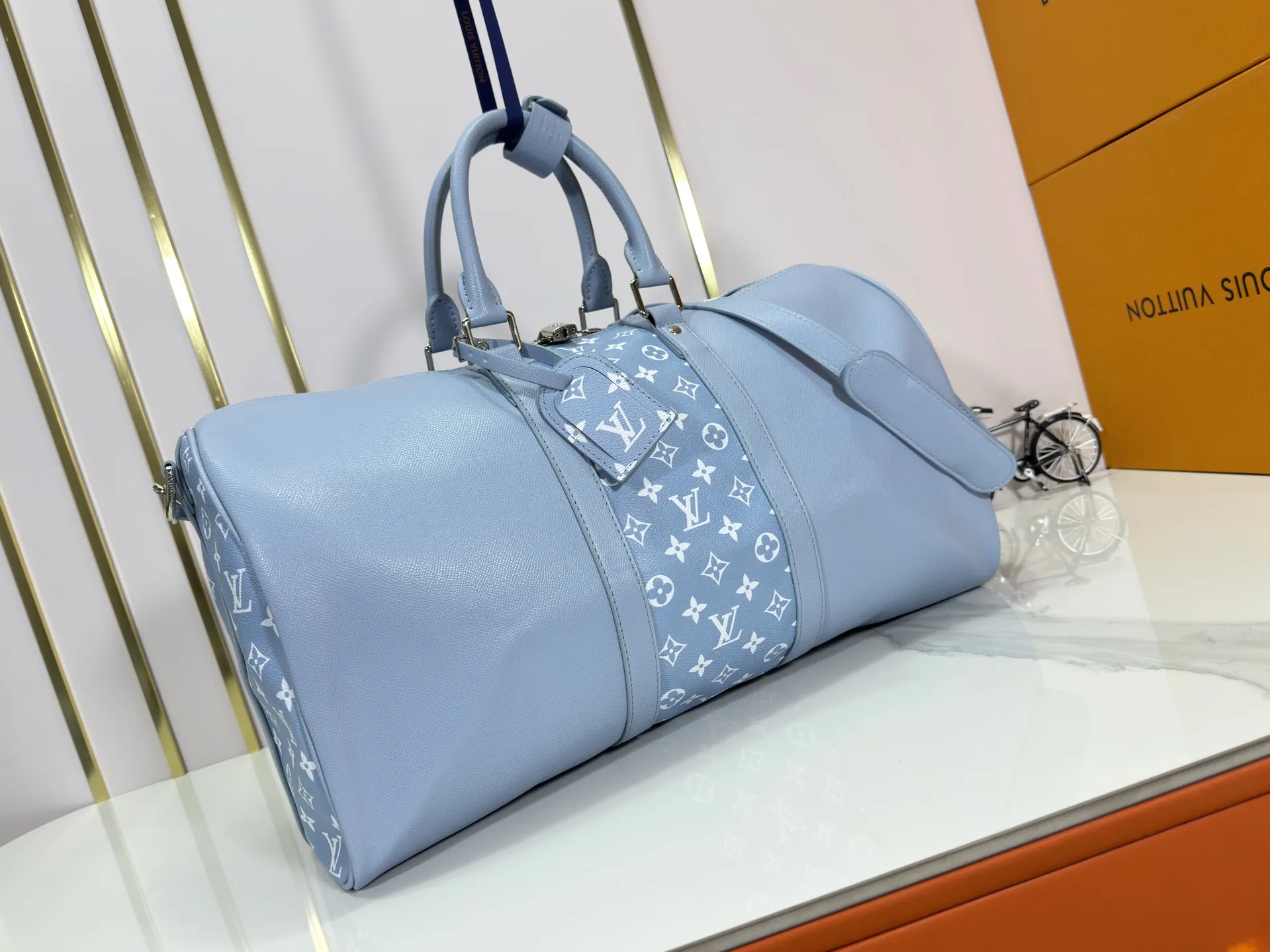 P340 upgraded original M41416 M23962 M40667 M41418 M14122 2025 summer travel bag, using cross pattern to combine classic design and iconic details. Made of Damier Graite canvas and hand luggage size. It has a unique rounded leather handle and an adjustable and detachable shoulder strap. The shoulder pads on the shoulder strap make it more comfortable to carry. Detachable bag can be used as a clutch or pocket. size: 50x29x23cm (length x height x width)