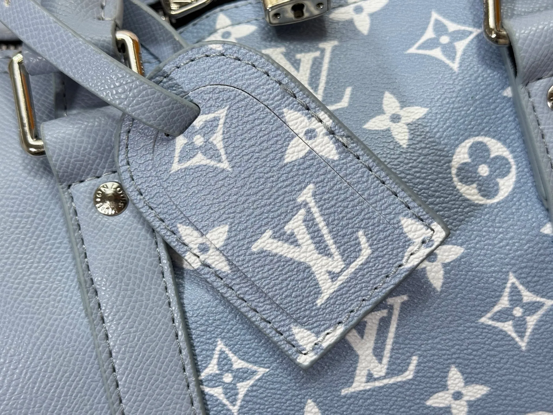 P340 upgraded original M41416 M23962 M40667 M41418 M14122 2025 summer travel bag, using cross pattern to combine classic design and iconic details. Made of Damier Graite canvas and hand luggage size. It has a unique rounded leather handle and an adjustable and detachable shoulder strap. The shoulder pads on the shoulder strap make it more comfortable to carry. Detachable bag can be used as a clutch or pocket. size: 50x29x23cm (length x height x width)