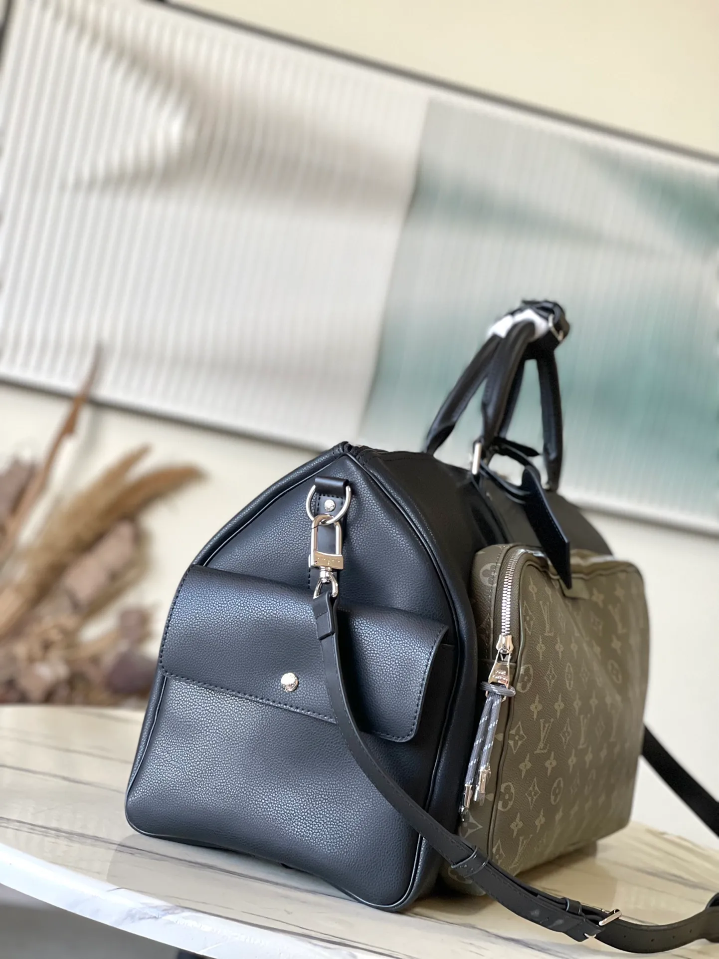 💰1740 Top original order M12690 This Keepal Bandouliere 50 travel bag is from the LVPark series. It has a grained leather body and is cleverly integrated into the Monogram coated canvas zippered side pockets. The removable LVLovers suede nameplate confirms the brand's identity. Dimensions: 50 × 29 × 23 cm