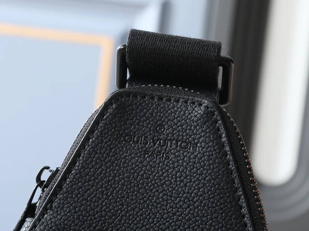 💰240💰Upgraded from the original M14953 M25891 M11703 M47137 This Avenue small shoulder bag is made of Monogram Eclipse coated canvas, with a sophisticated configuration to explore the trend of traveling crossbody. An interior pocket in the main compartment ensures secure storage, while an exterior zippered pocket provides easy access to frequently used items. There is a triangular zipper pocket where the shoulder strap connects to the handbag. 16.0 x 33.0 x 5.7 cm (length x height x width)