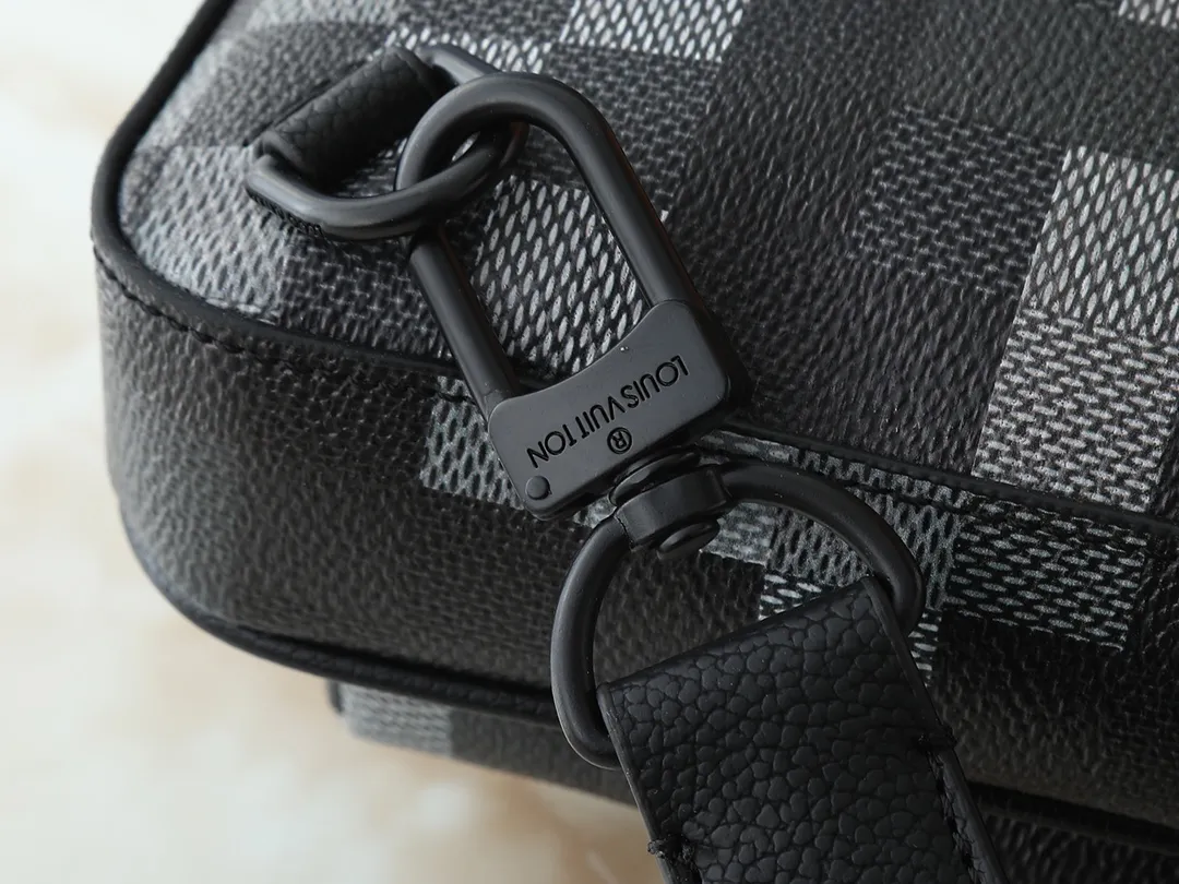 💰240💰Upgraded from the original M14953 M25891 M11703 M47137 This Avenue small shoulder bag is made of Monogram Eclipse coated canvas, with a sophisticated configuration to explore the trend of traveling crossbody. An interior pocket in the main compartment ensures secure storage, while an exterior zippered pocket provides easy access to frequently used items. There is a triangular zipper pocket where the shoulder strap connects to the handbag. 16.0 x 33.0 x 5.7 cm (length x height x width)