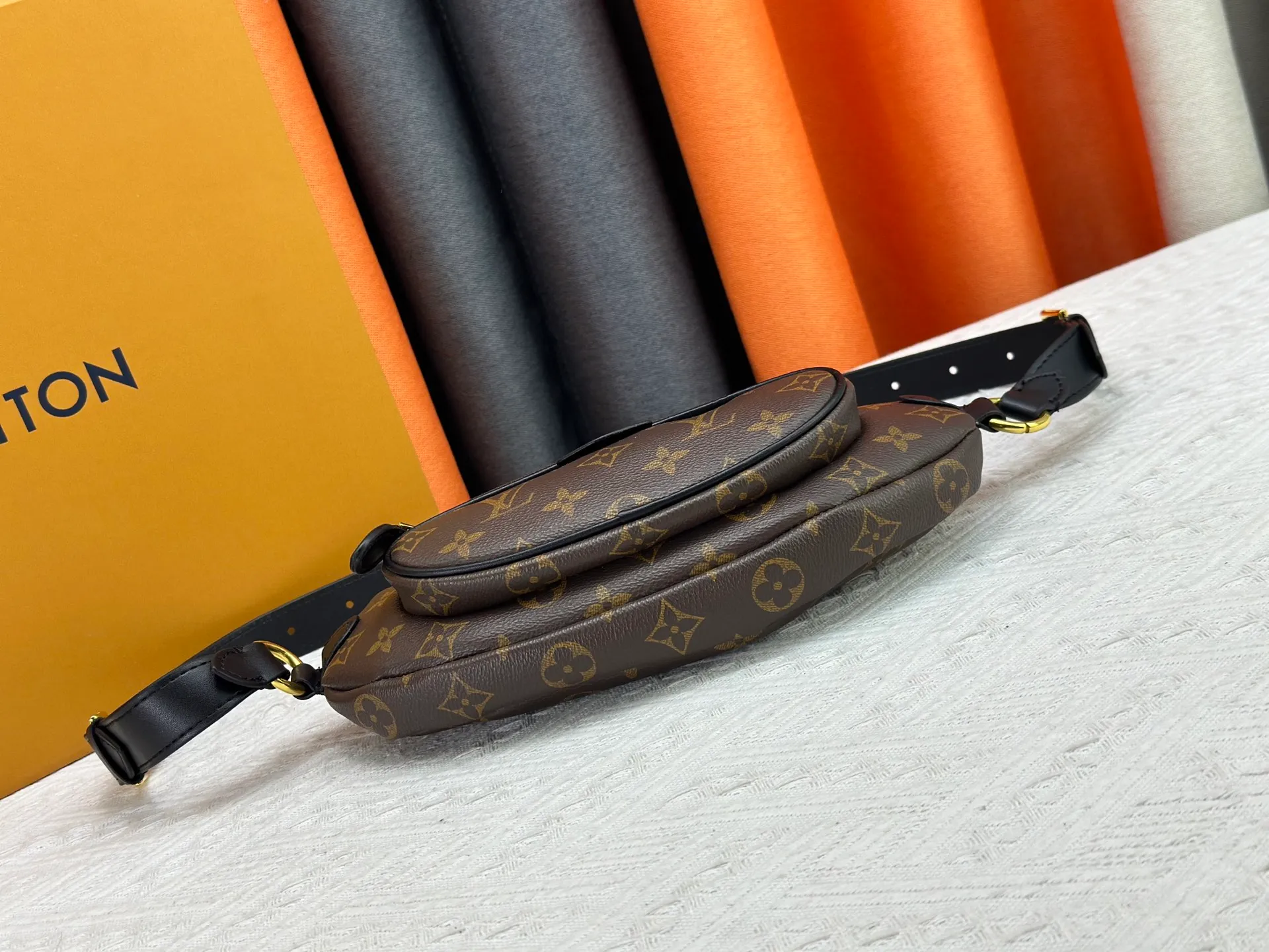 P220 upgraded original M14806 M00230 combines classic elements with new styles - checkerboard elements appear on dish-shaped waist bags and small square hand bags, which are both recognizable and fresh. Size 28-13-3