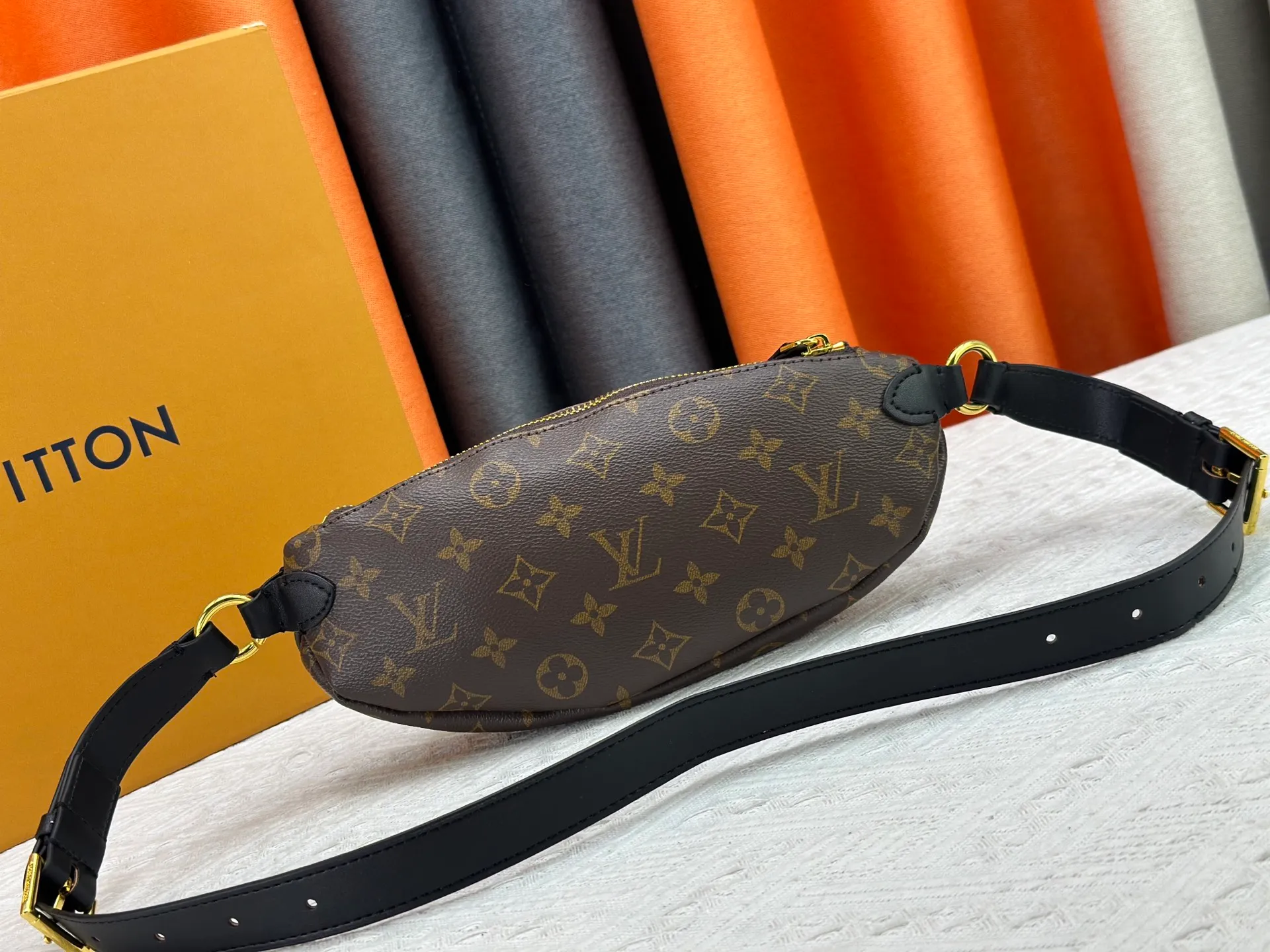 P220 upgraded original M14806 M00230 combines classic elements with new styles - checkerboard elements appear on dish-shaped waist bags and small square hand bags, which are both recognizable and fresh. Size 28-13-3