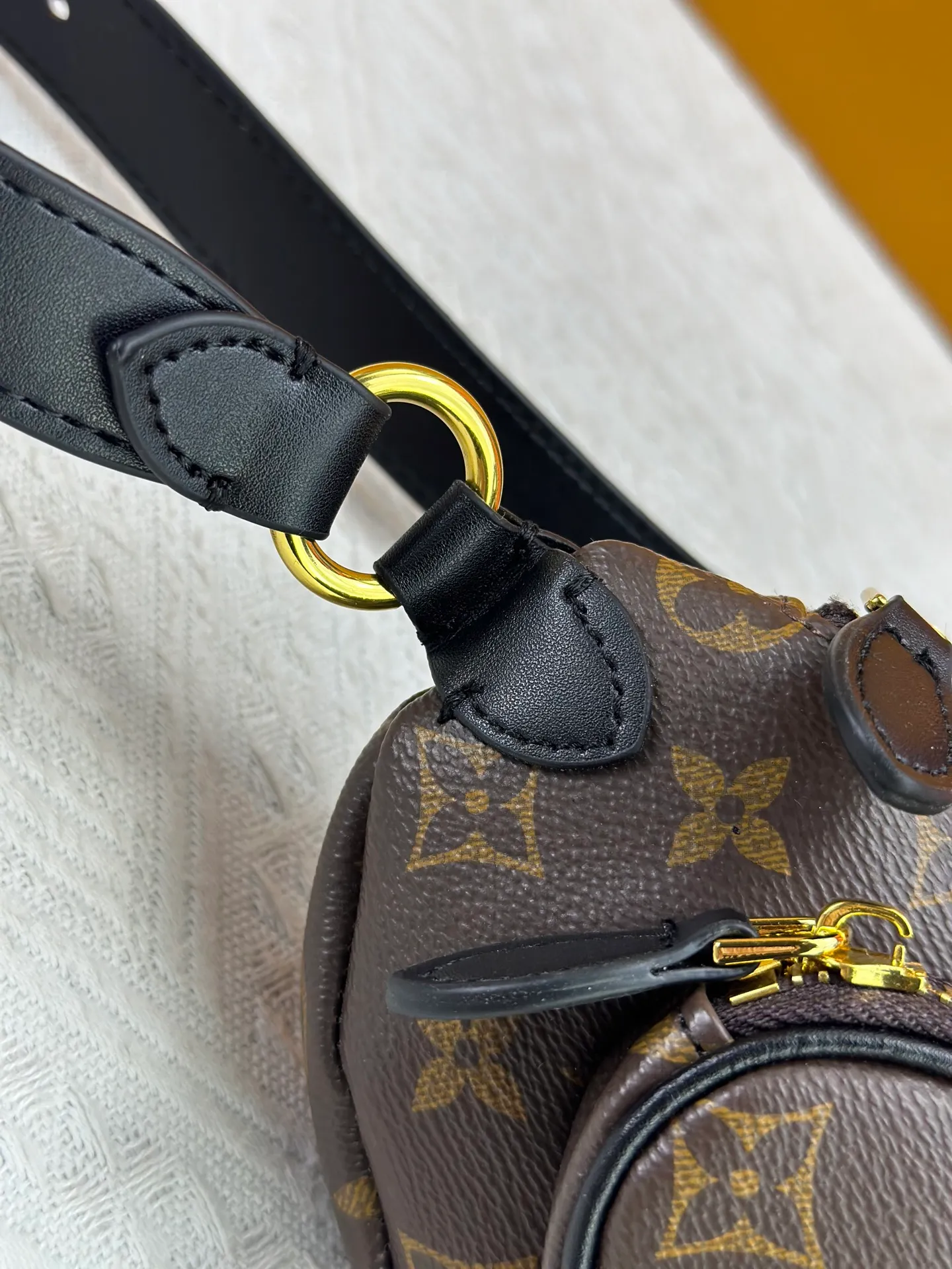 P220 upgraded original M14806 M00230 combines classic elements with new styles - checkerboard elements appear on dish-shaped waist bags and small square hand bags, which are both recognizable and fresh. Size 28-13-3