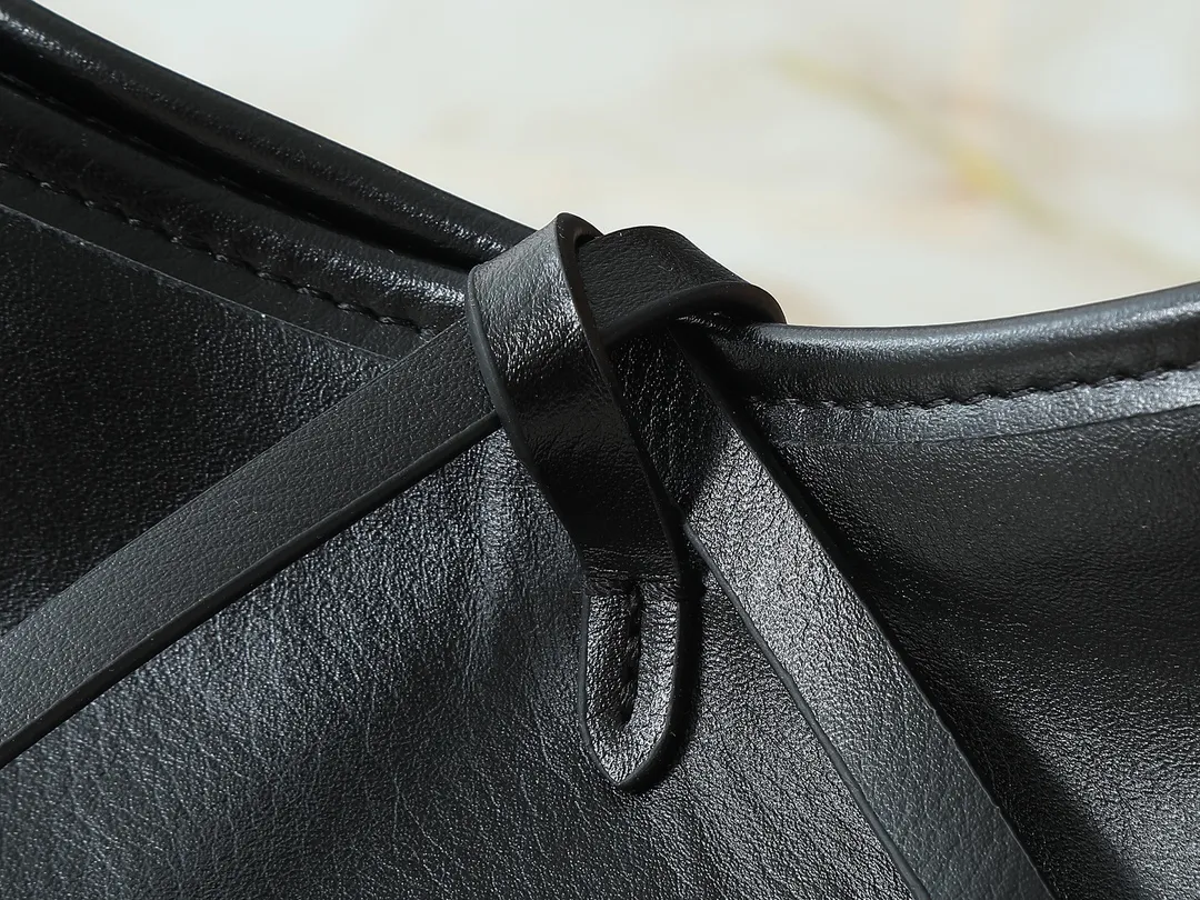 💰220💰Upgraded from the original M12888 M13014. This CarryAll BB handbag outlines a plump silhouette with neat lines. It is decorated with classic sheepskin and has a shiny Monogram floral metal chain, which creates an eye-catching contrast with the Monogram canvas brand name. The zippered inner pocket allows for easy access to cards and small items. Dimensions: 26.0 x 17.0 x 10.0 cm (length x height x width)