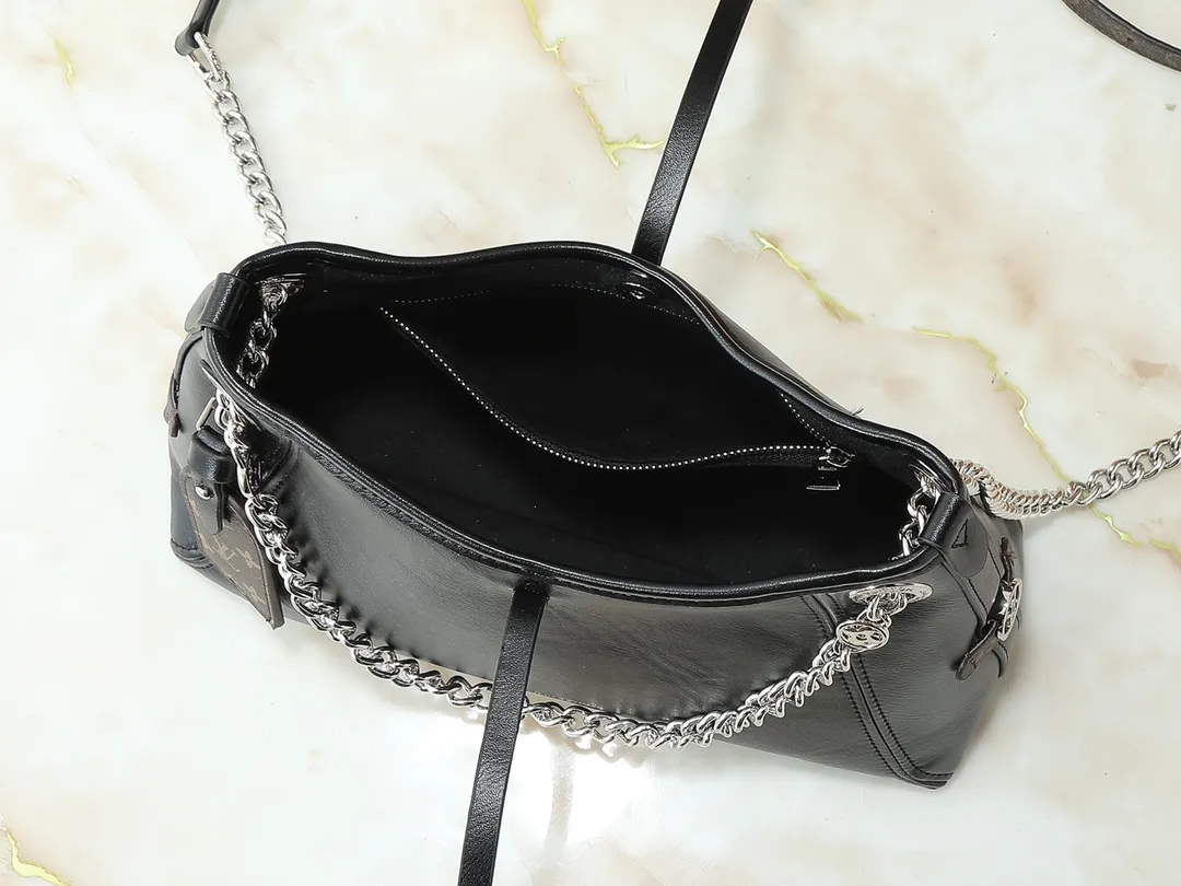 💰220💰Upgraded from the original M12888 M13014. This CarryAll BB handbag outlines a plump silhouette with neat lines. It is decorated with classic sheepskin and has a shiny Monogram floral metal chain, which creates an eye-catching contrast with the Monogram canvas brand name. The zippered inner pocket allows for easy access to cards and small items. Dimensions: 26.0 x 17.0 x 10.0 cm (length x height x width)