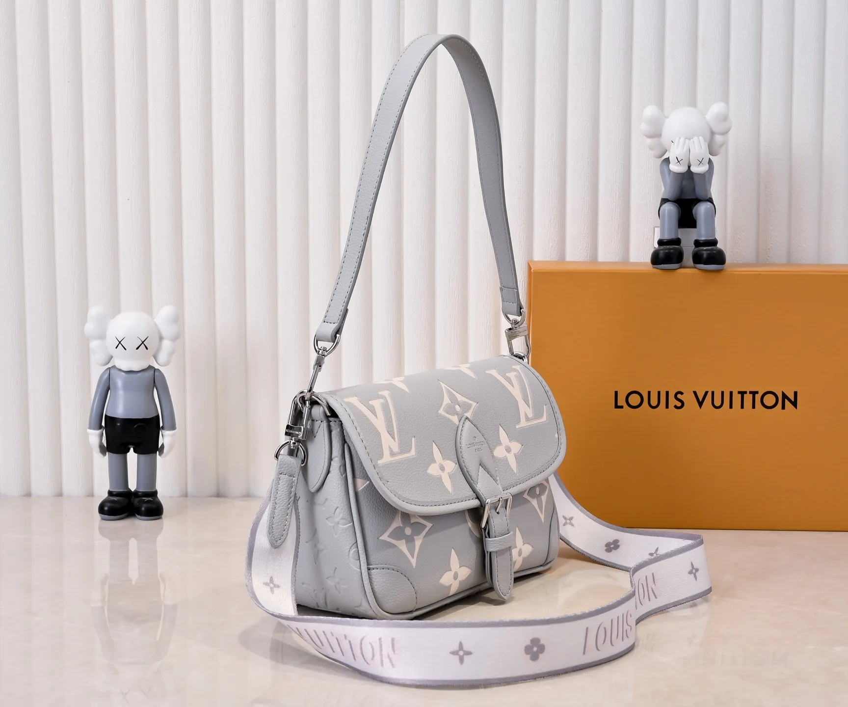 Batch 💰300💰 Exclusive real shot - upgraded version ‼ ️M46386 black M46388 white M45985 full leather baguette series new Diane handbag Diane satchel is made of Monogram Empreinte, made of the brand's iconic embossed leather. This versatile bag comes with a removable leather shoulder strap that can be worn over the shoulder or by hand, as well as a roomy removable jacquard crossbody bag with 'Louis Vuitton' printed strap. This versatile bag can be styled in chic or sporty fashion to match the overall style or mood. Dimensions: 25.0×9.0×15.0 cm.