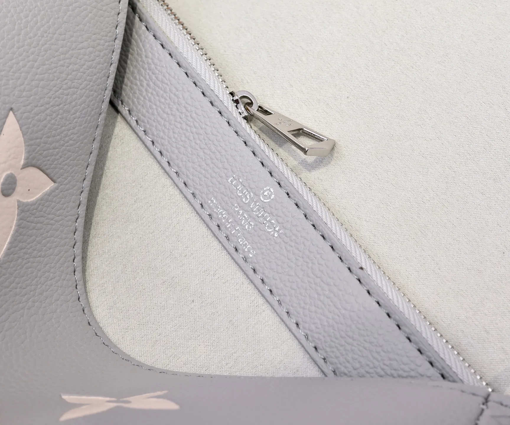 Batch 💰300💰 Exclusive real shot - upgraded version ‼ ️M46386 black M46388 white M45985 full leather baguette series new Diane handbag Diane satchel is made of Monogram Empreinte, made of the brand's iconic embossed leather. This versatile bag comes with a removable leather shoulder strap that can be worn over the shoulder or by hand, as well as a roomy removable jacquard crossbody bag with 'Louis Vuitton' printed strap. This versatile bag can be styled in chic or sporty fashion to match the overall style or mood. Dimensions: 25.0×9.0×15.0 cm.