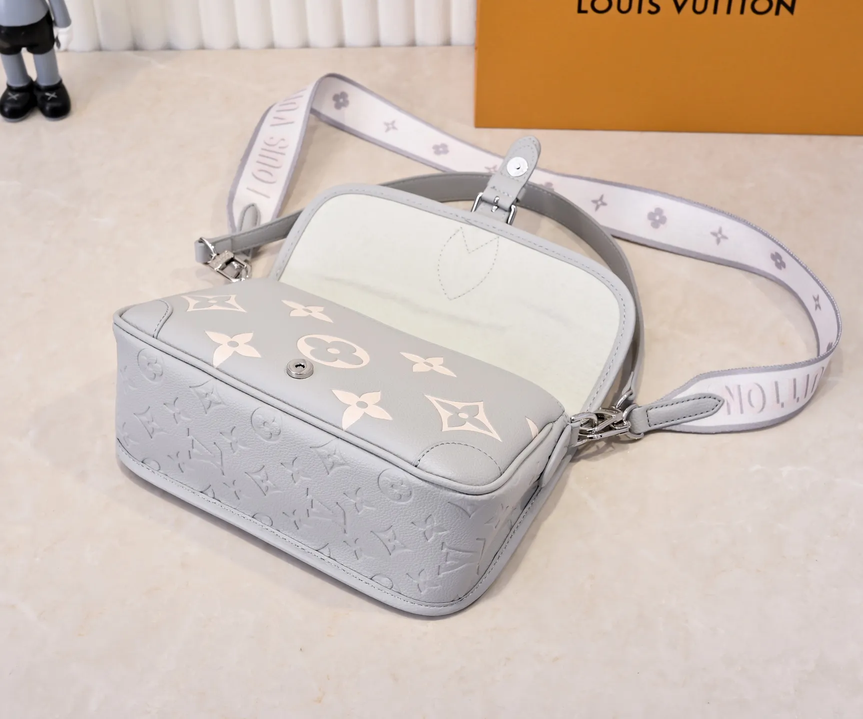 Batch 💰300💰 Exclusive real shot - upgraded version ‼ ️M46386 black M46388 white M45985 full leather baguette series new Diane handbag Diane satchel is made of Monogram Empreinte, made of the brand's iconic embossed leather. This versatile bag comes with a removable leather shoulder strap that can be worn over the shoulder or by hand, as well as a roomy removable jacquard crossbody bag with 'Louis Vuitton' printed strap. This versatile bag can be styled in chic or sporty fashion to match the overall style or mood. Dimensions: 25.0×9.0×15.0 cm.