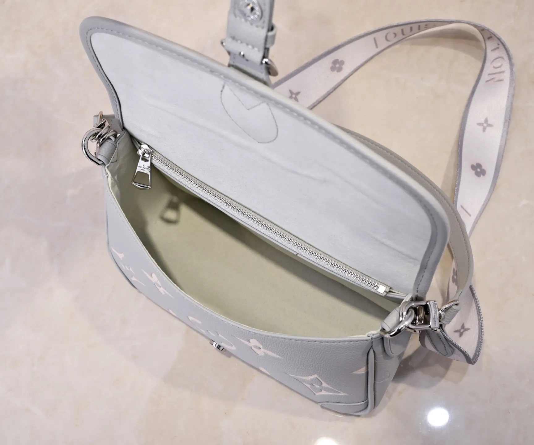 Batch 💰300💰 Exclusive real shot - upgraded version ‼ ️M46386 black M46388 white M45985 full leather baguette series new Diane handbag Diane satchel is made of Monogram Empreinte, made of the brand's iconic embossed leather. This versatile bag comes with a removable leather shoulder strap that can be worn over the shoulder or by hand, as well as a roomy removable jacquard crossbody bag with 'Louis Vuitton' printed strap. This versatile bag can be styled in chic or sporty fashion to match the overall style or mood. Dimensions: 25.0×9.0×15.0 cm.