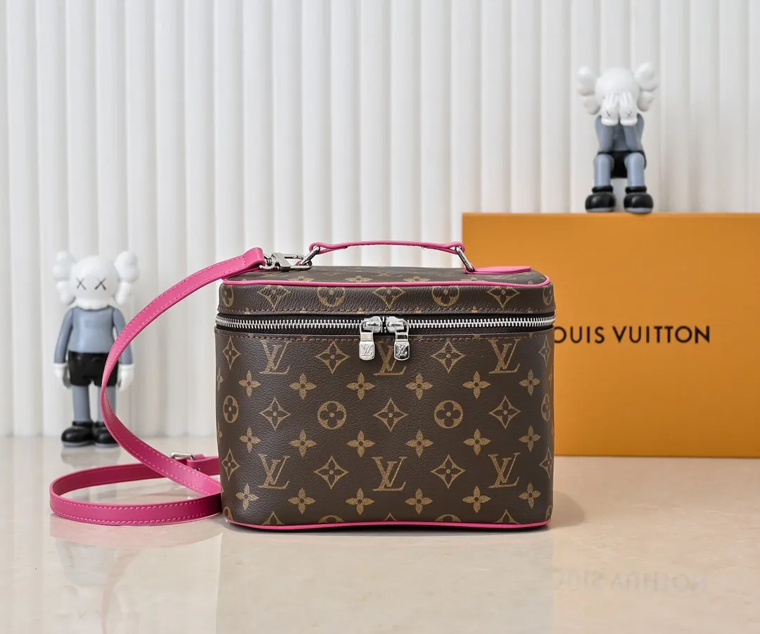 Batch 320💰Upgraded original version ✨M42265 This style is inspired by the iconic Nice cosmetic bag. This elegant toiletry bag is a personalized choice for carrying basic beauty supplies. A hidden zip pocket on the inside of the flap can store especially valuable personal items. - Top woven handle - Monogram coated canvas fabric - Louis Vuitton special coated canvas washable lining - Natural cowhide leather trim - Gold metal hardware - Double-layer zipper closure - Large capacity inside the bag - Zippered pocket on the inside of the flap - Several patch pockets inside - size 24×14×17.
