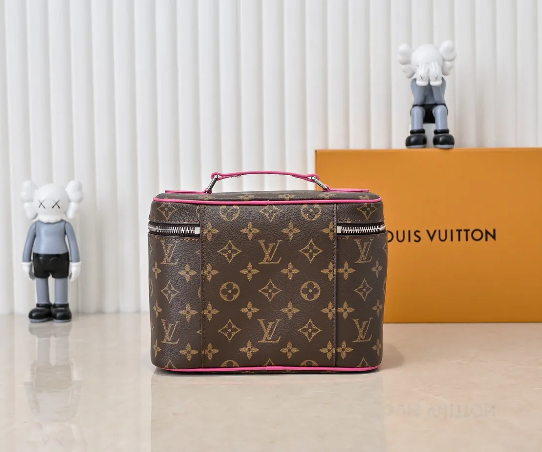 Batch 320💰Upgraded original version ✨M42265 This style is inspired by the iconic Nice cosmetic bag. This elegant toiletry bag is a personalized choice for carrying basic beauty supplies. A hidden zip pocket on the inside of the flap can store especially valuable personal items. - Top woven handle - Monogram coated canvas fabric - Louis Vuitton special coated canvas washable lining - Natural cowhide leather trim - Gold metal hardware - Double-layer zipper closure - Large capacity inside the bag - Zippered pocket on the inside of the flap - Several patch pockets inside - size 24×14×17.