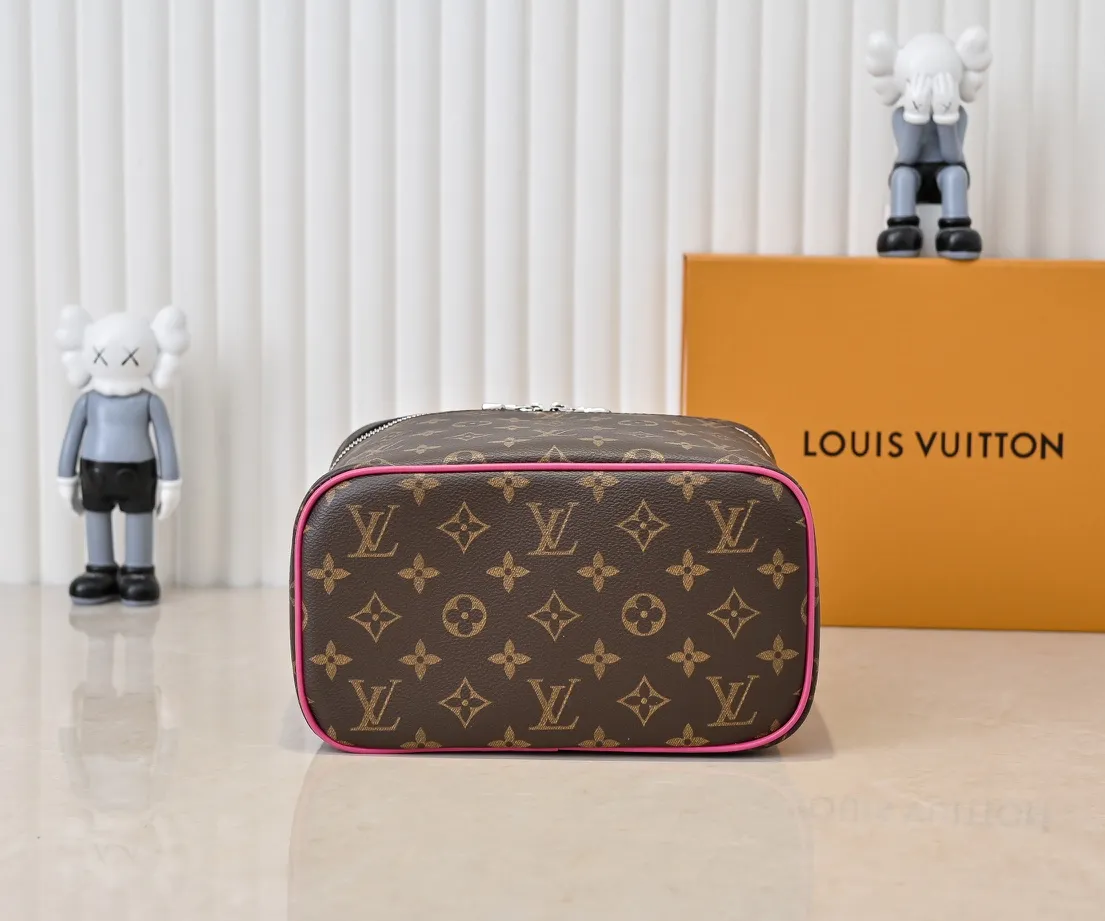 Batch 320💰Upgraded original version ✨M42265 This style is inspired by the iconic Nice cosmetic bag. This elegant toiletry bag is a personalized choice for carrying basic beauty supplies. A hidden zip pocket on the inside of the flap can store especially valuable personal items. - Top woven handle - Monogram coated canvas fabric - Louis Vuitton special coated canvas washable lining - Natural cowhide leather trim - Gold metal hardware - Double-layer zipper closure - Large capacity inside the bag - Zippered pocket on the inside of the flap - Several patch pockets inside - size 24×14×17.