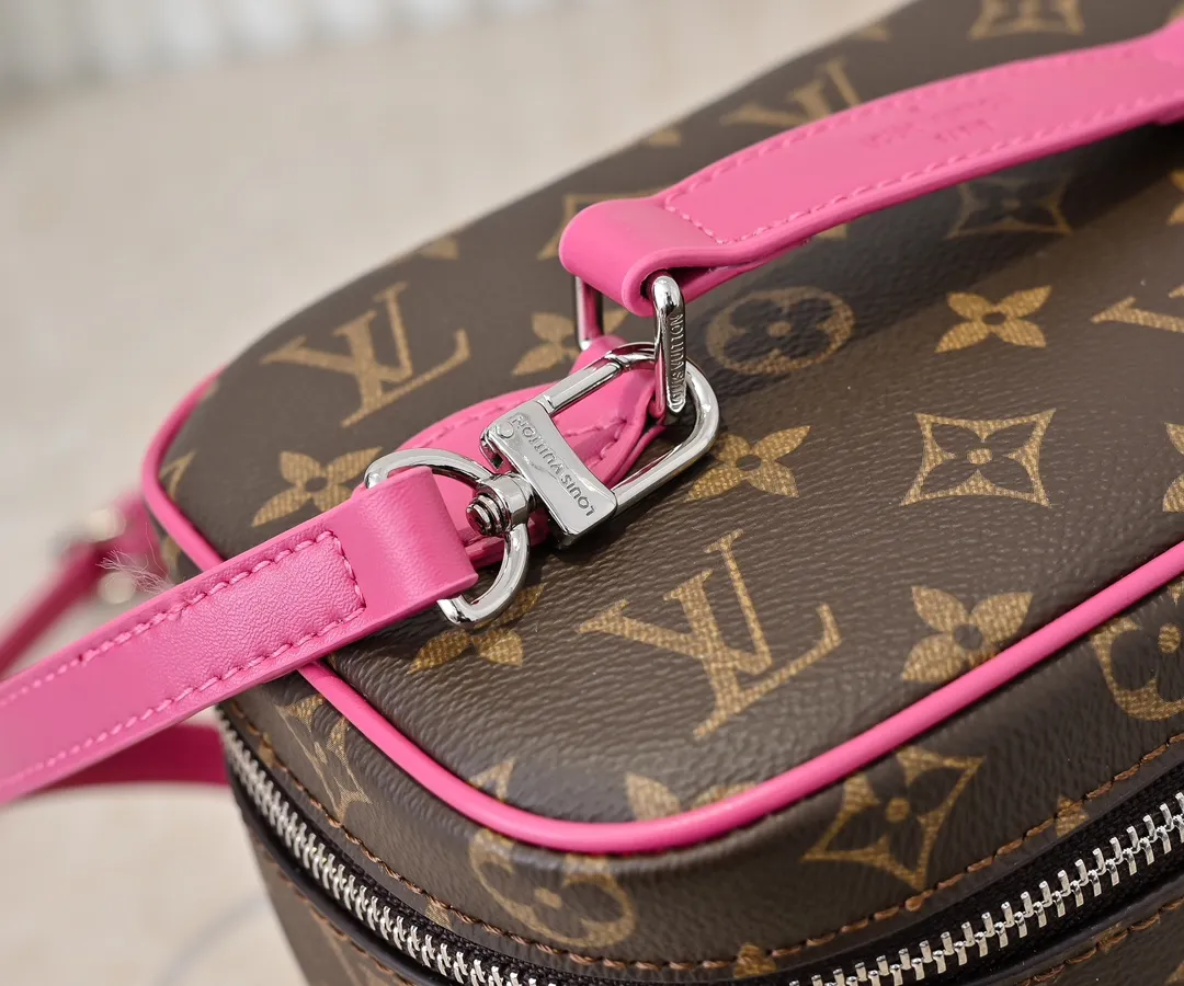 Batch 320💰Upgraded original version ✨M42265 This style is inspired by the iconic Nice cosmetic bag. This elegant toiletry bag is a personalized choice for carrying basic beauty supplies. A hidden zip pocket on the inside of the flap can store especially valuable personal items. - Top woven handle - Monogram coated canvas fabric - Louis Vuitton special coated canvas washable lining - Natural cowhide leather trim - Gold metal hardware - Double-layer zipper closure - Large capacity inside the bag - Zippered pocket on the inside of the flap - Several patch pockets inside - size 24×14×17.