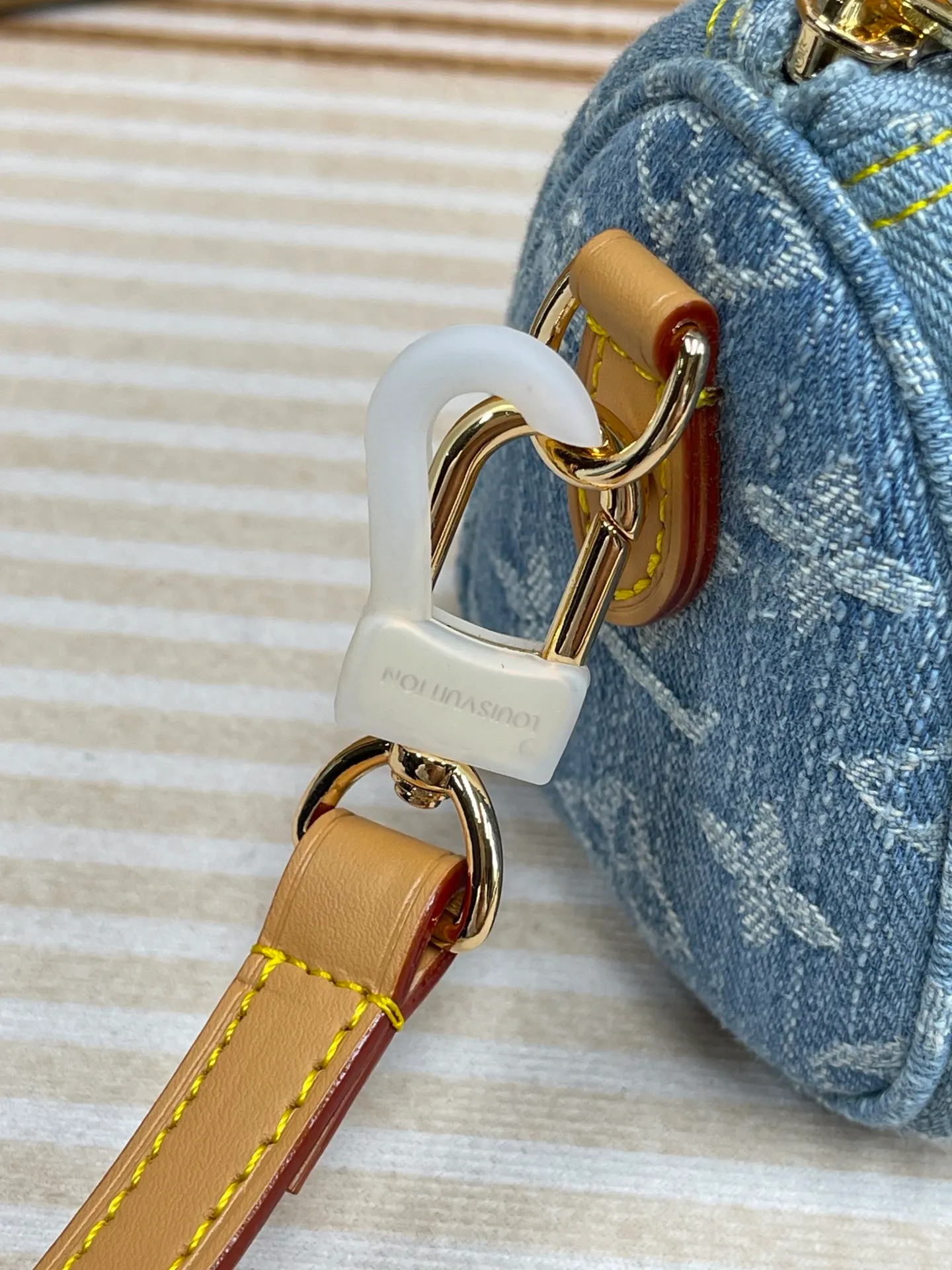 [Upgraded version] P480🐶Upgraded version. High quality. Semi-steel hardware. ❣️M11212🐶 Comes with a complete set of packaging ❣️New denim series NANO SPEEDY handbag The Nano Speedy handbag condenses the Louis Vuitton classic Speedy handbag configuration, with an exquisite design made of Monogram canvas, with distressed cow leather details and metal parts. The handles and removable and adjustable shoulder strap allow for a variety of styling possibilities. Dimensions: 16 x 10 x 7.5 cm