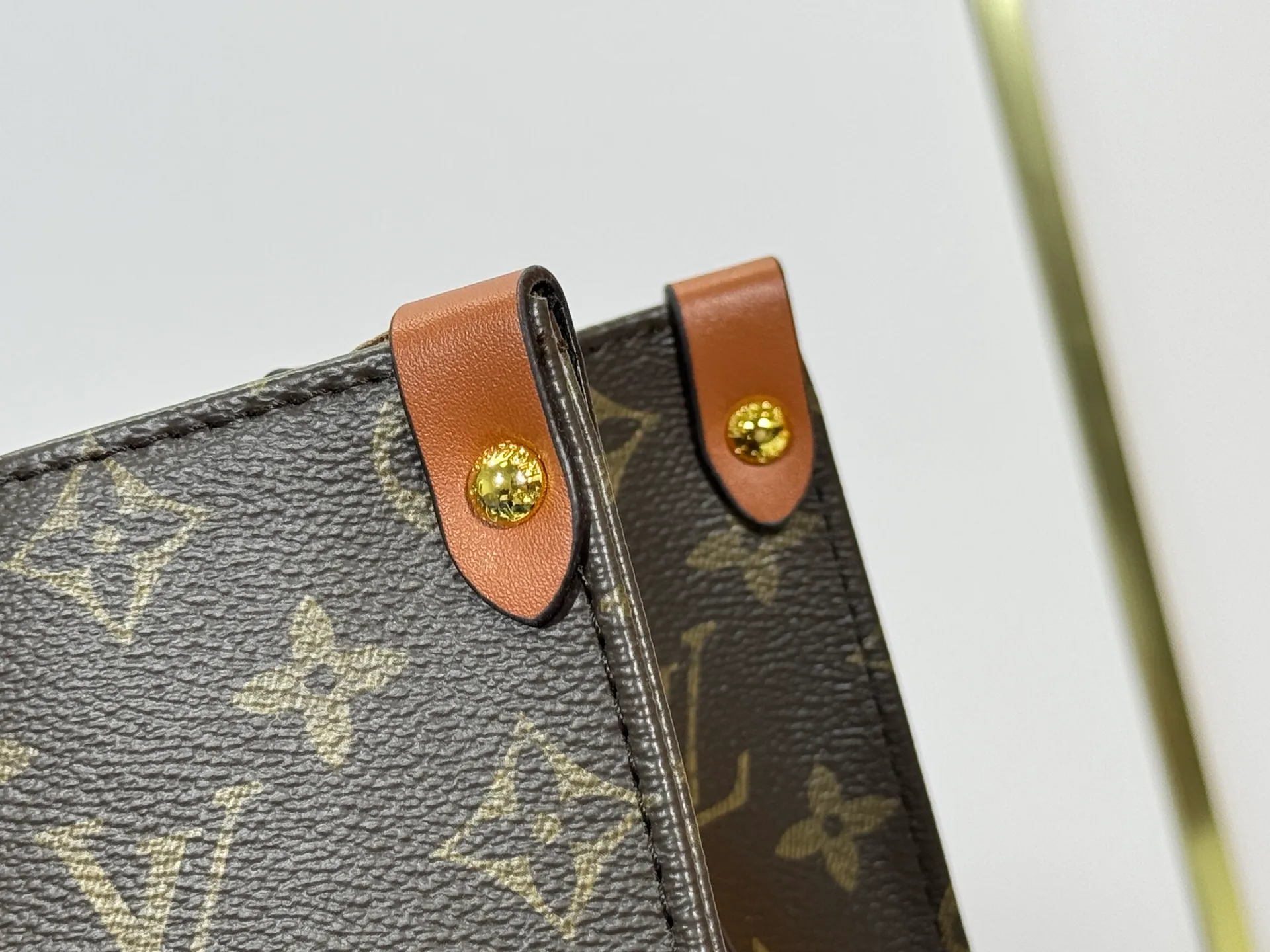 P240 Upgraded original M14235 M45039 M45321 M44571 This Organizer handbag is from the OnTheGo series and is made of Monogram canvas with leather handles and name tags. The spacious interior can accommodate laptops and notepads, and multiple pockets allow for organized storage, making it a great companion for urban life. Dimensions: 37.0 x 29.0 x 16.0 cm (length x height x width)