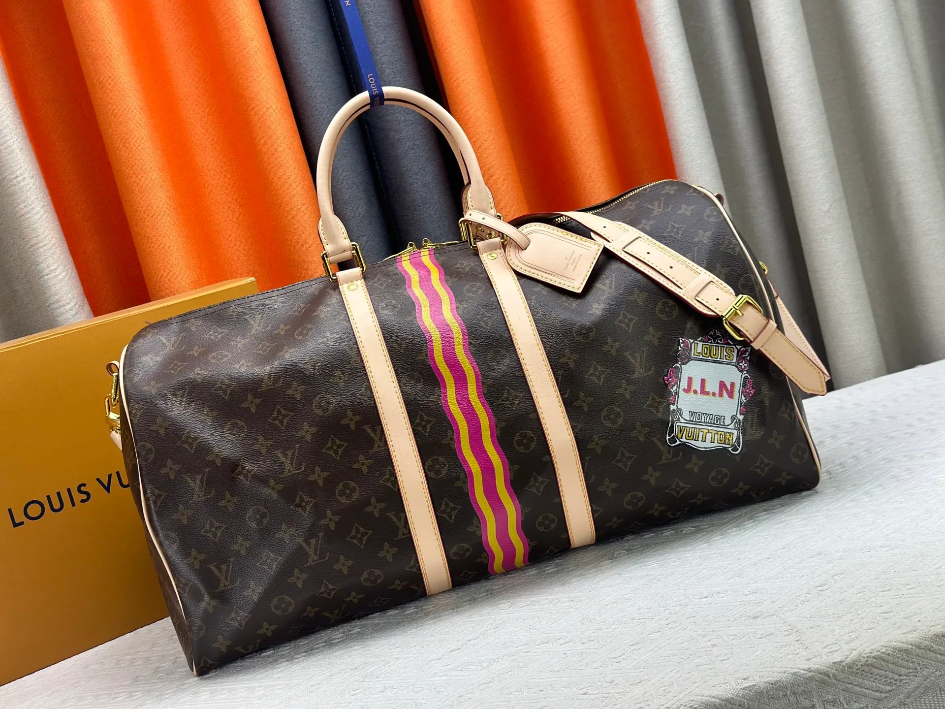 P360 upgraded original M41414 M40569 M45604 M40605 Keepall 55 travel bag, made of the new iconic black and gray Monogram Eclipse canvas. Since 1930, the Keepall series of bags has accompanied generations of travelers traveling around the world. Featuring multiple comfortable leather handles, a strap for casual cross-body carry and a shiny padlock, this updated travel bag is the ideal companion for short trips. Dimensions: 55.0 x 31.0 x 24.0 cm