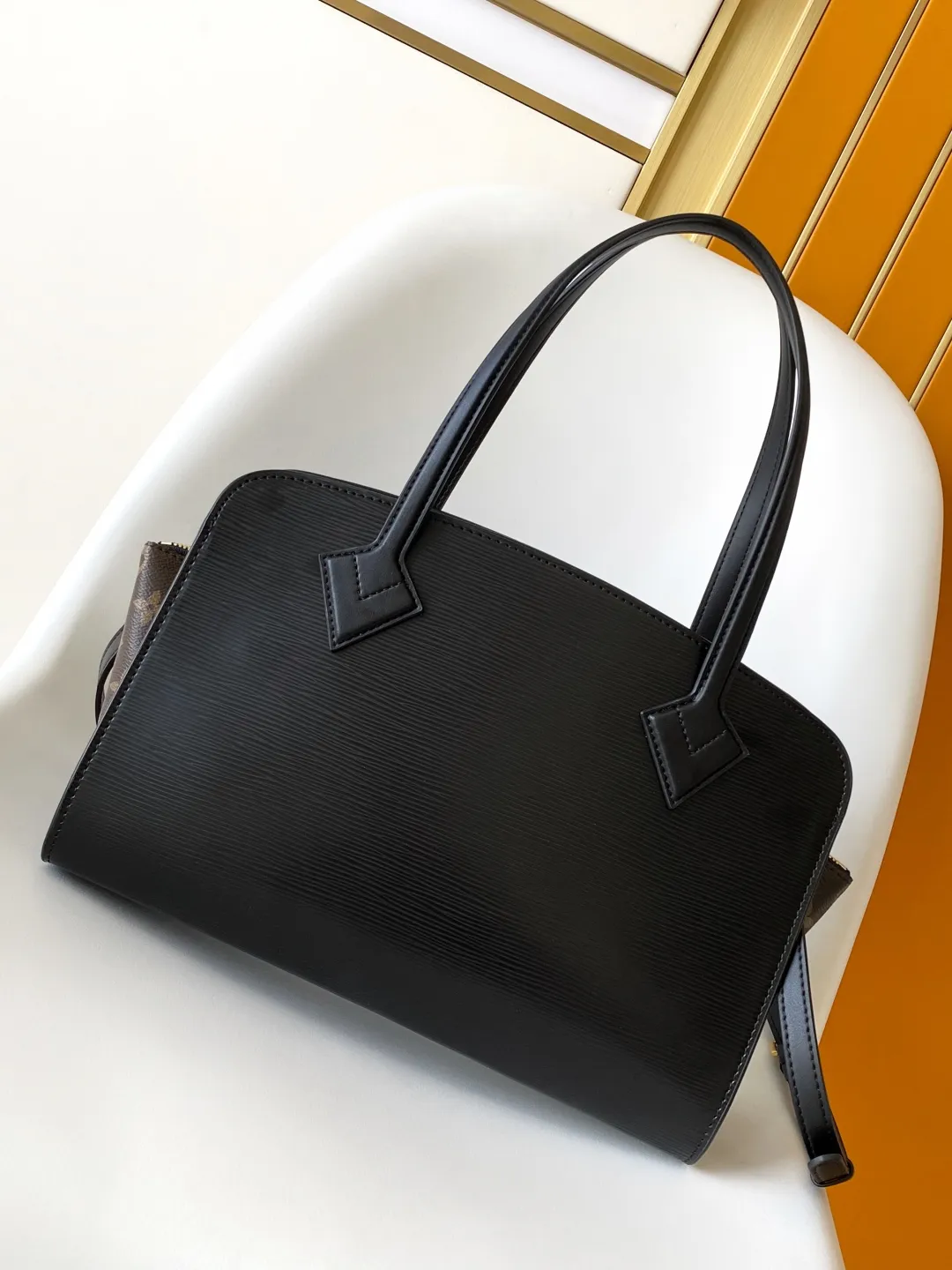 💰1340 (first-grain leather) top original order M11791 top original order dynamic code change Louis Vuitton explores the inspiration of the original Varenne handbag in 1992, and this time launches the East West version that is suitable for day and night. Epi leather complements the expandable Monogram canvas accordion structure, with ample space and zippered pockets to store personal items, cards and other travel needs. 32.0 x 24.0 x 7.0 cm (L x H x W) • Cow leather • Coated canvas trim • Textile lining • Metal hardware • Internal zip pocket • Shoulder strap: removable, adjustable • Strap half length: 43.0 cm • Strap half length adjustable to: 50.0 cm • Handles: Double handle