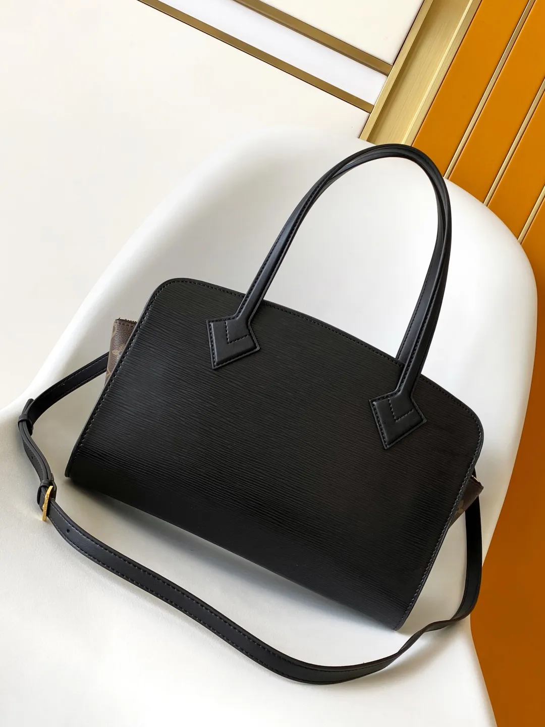 💰1340 (first-grain leather) top original order M11791 top original order dynamic code change Louis Vuitton explores the inspiration of the original Varenne handbag in 1992, and this time launches the East West version that is suitable for day and night. Epi leather complements the expandable Monogram canvas accordion structure, with ample space and zippered pockets to store personal items, cards and other travel needs. 32.0 x 24.0 x 7.0 cm (L x H x W) • Cow leather • Coated canvas trim • Textile lining • Metal hardware • Internal zip pocket • Shoulder strap: removable, adjustable • Strap half length: 43.0 cm • Strap half length adjustable to: 50.0 cm • Handles: Double handle