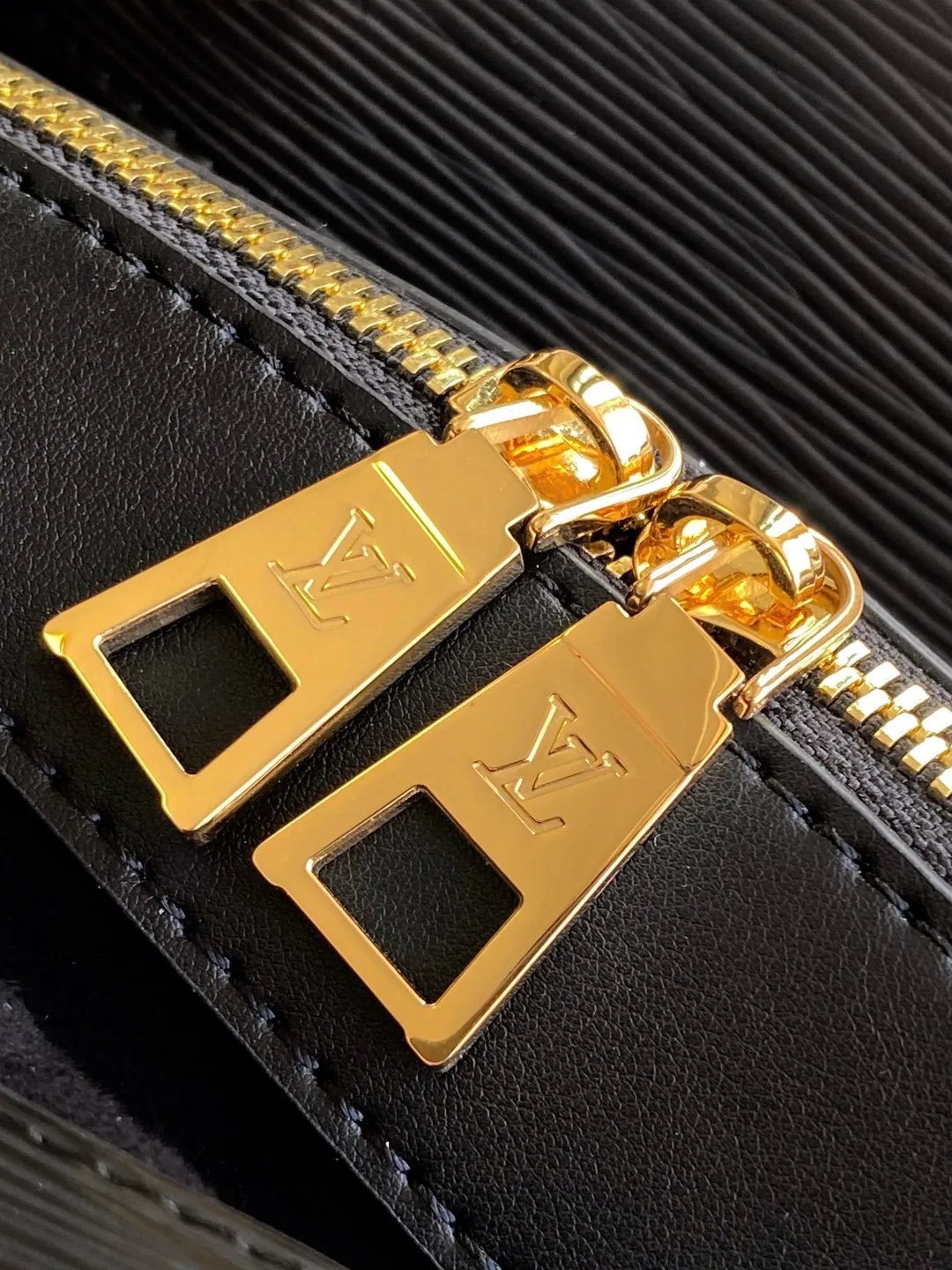 💰1340 (first-grain leather) top original order M11791 top original order dynamic code change Louis Vuitton explores the inspiration of the original Varenne handbag in 1992, and this time launches the East West version that is suitable for day and night. Epi leather complements the expandable Monogram canvas accordion structure, with ample space and zippered pockets to store personal items, cards and other travel needs. 32.0 x 24.0 x 7.0 cm (L x H x W) • Cow leather • Coated canvas trim • Textile lining • Metal hardware • Internal zip pocket • Shoulder strap: removable, adjustable • Strap half length: 43.0 cm • Strap half length adjustable to: 50.0 cm • Handles: Double handle