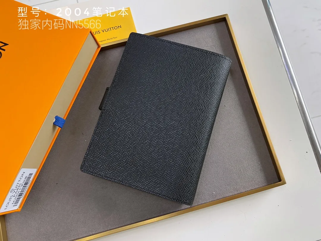 💰140 Top Original 💎 Latest Date 📅 Notepad This small notepad cover is made of Monogram canvas and can hold three credit cards. It can also be used as an address book, notebook or calendar. Epi leather is delicately embossed with LV initials and is lined with intertwined textured leather - Push-button closure - Six-ring binder with three rings in a set, six credit card slots and two internal compartments - Notepad insert available separately. Model: 2004 Size: 14x8cm