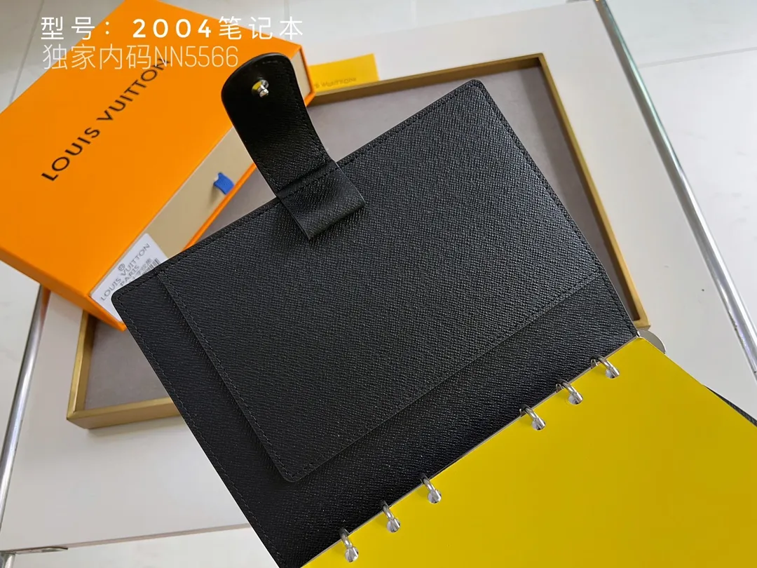 💰140 Top Original 💎 Latest Date 📅 Notepad This small notepad cover is made of Monogram canvas and can hold three credit cards. It can also be used as an address book, notebook or calendar. Epi leather is delicately embossed with LV initials and is lined with intertwined textured leather - Push-button closure - Six-ring binder with three rings in a set, six credit card slots and two internal compartments - Notepad insert available separately. Model: 2004 Size: 14x8cm
