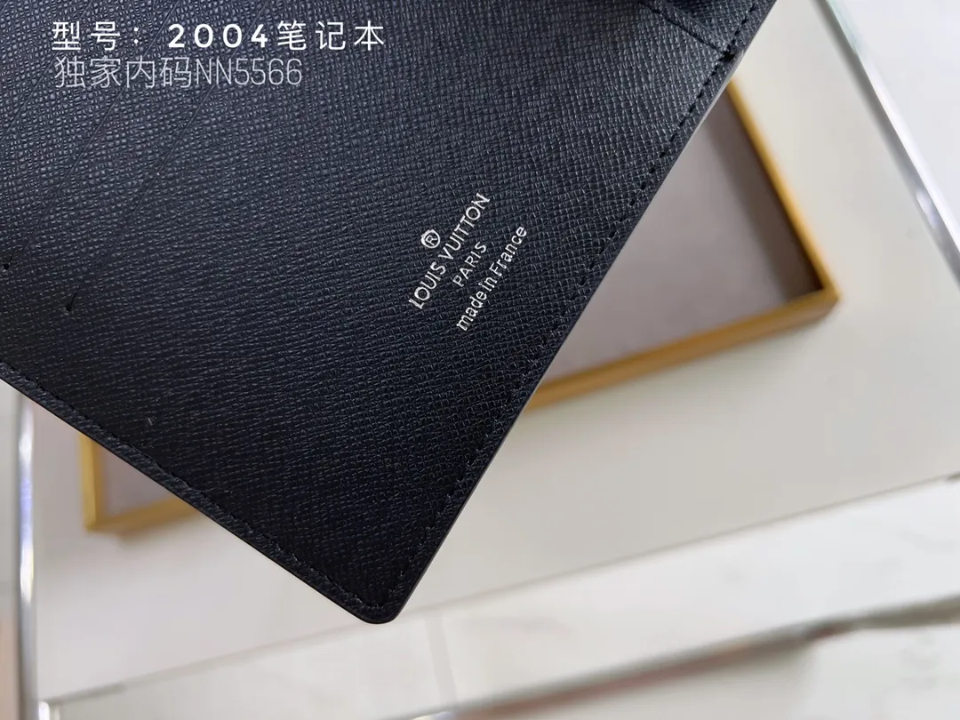 💰140 Top Original 💎 Latest Date 📅 Notepad This small notepad cover is made of Monogram canvas and can hold three credit cards. It can also be used as an address book, notebook or calendar. Epi leather is delicately embossed with LV initials and is lined with intertwined textured leather - Push-button closure - Six-ring binder with three rings in a set, six credit card slots and two internal compartments - Notepad insert available separately. Model: 2004 Size: 14x8cm