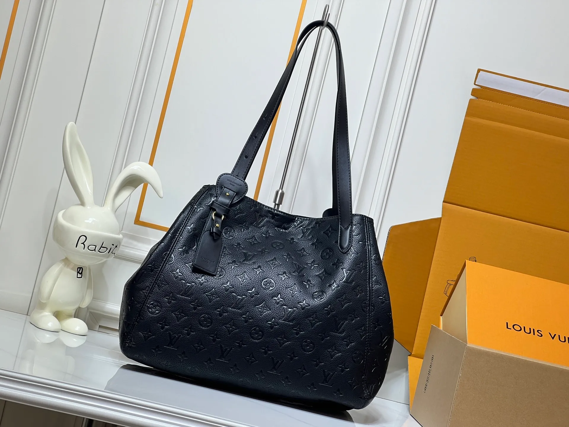 Batch 300💰Large size [ALL IN ONE MM handbag] m25888 maroon m25860 black This All In One MM handbag expands the capacity definition of the All-In series and can be transformed into a rounded Hobo handbag or an open tote bag, making it easy to carry your daily needs. Monogram Empreinte leather bag with dazzling metal parts, LV padlock and nameplate highlight the exquisite details. Size:56x30.5x17(cm)