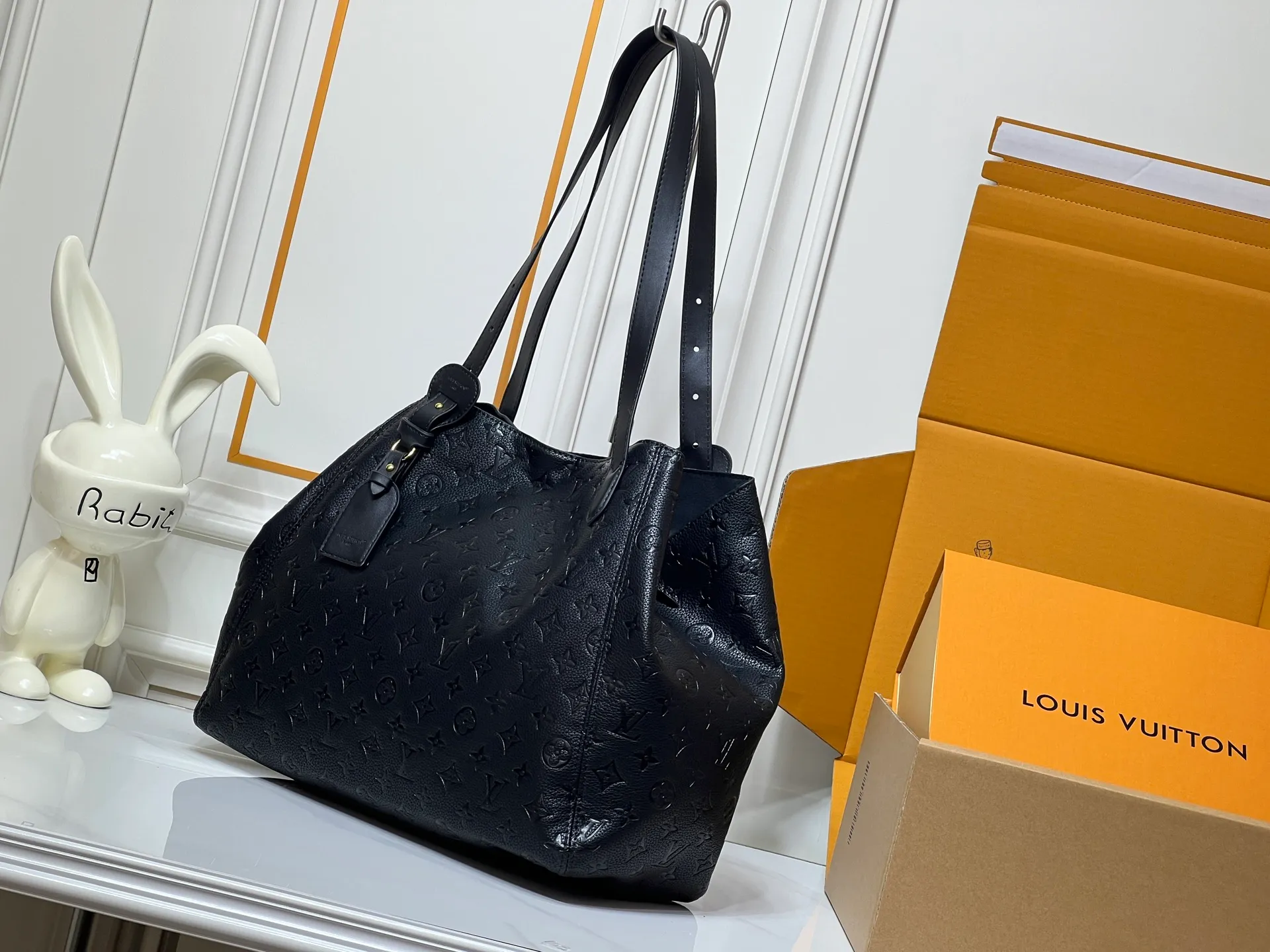 Batch 300💰Large size [ALL IN ONE MM handbag] m25888 maroon m25860 black This All In One MM handbag expands the capacity definition of the All-In series and can be transformed into a rounded Hobo handbag or an open tote bag, making it easy to carry your daily needs. Monogram Empreinte leather bag with dazzling metal parts, LV padlock and nameplate highlight the exquisite details. Size:56x30.5x17(cm)