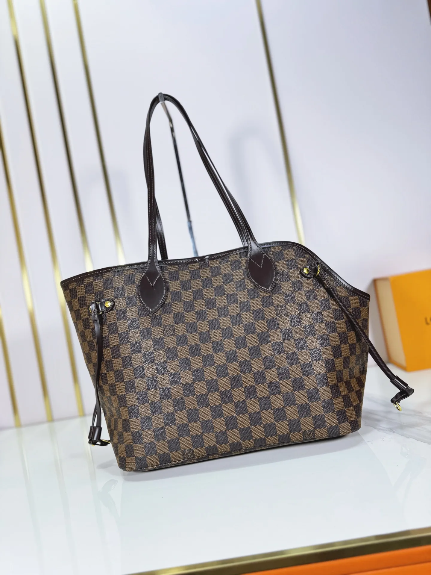 P240 M27787 M27839 New version Upgraded original version This Neverfull medium handbag is drawn from the Louis Vuitton x Takashi Murakami reissue series. It uses colorful Monogram coated canvas to create a delicate configuration, and cleverly reinterprets the brand's classic elements with the smart style of Japanese artist Takashi Murakami. The tote bag has straps on both sides that can be tightened or stretched to create a unique look. The slim handle makes it easy to carry over the shoulder or elbow, and the removable zipper bag can be used as a clutch or pocket.  28 x 14 x 31 cm (height x width x length)