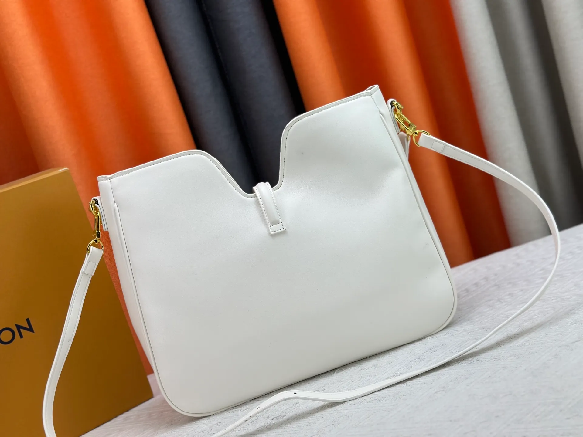 P320 Large M120693 M119563 Louis Vuitton's new style has quietly returned to the minimalist elegance. This new design has soft lines and uses the Hobo outline to outline a casual sense of calmness. This is a bag that deliberately attracts attention and captures people's hearts with its low-key and restrained charm. Internal zipper pocket Size: small 24.5x21.5x5cm large 36×29.5×7cm